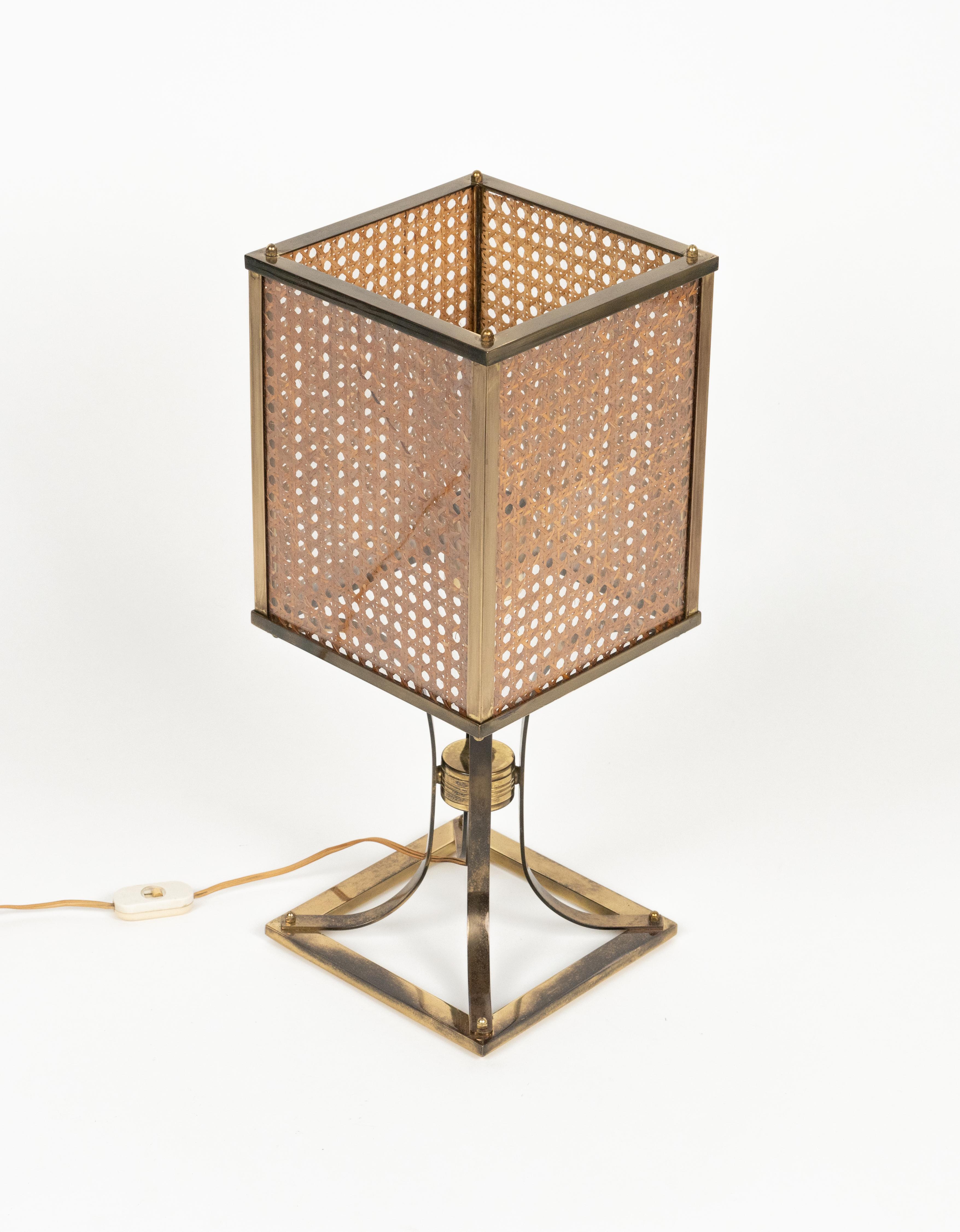 Preciosa lámpara de sobremesa de mediados de siglo en latón, cristal y mimbre al estilo de Roma Rega.

Fabricado en Italia en la década de 1970.

Una hermosa lámpara que funciona perfectamente, pero sobre todo, que proporciona un impacto visual