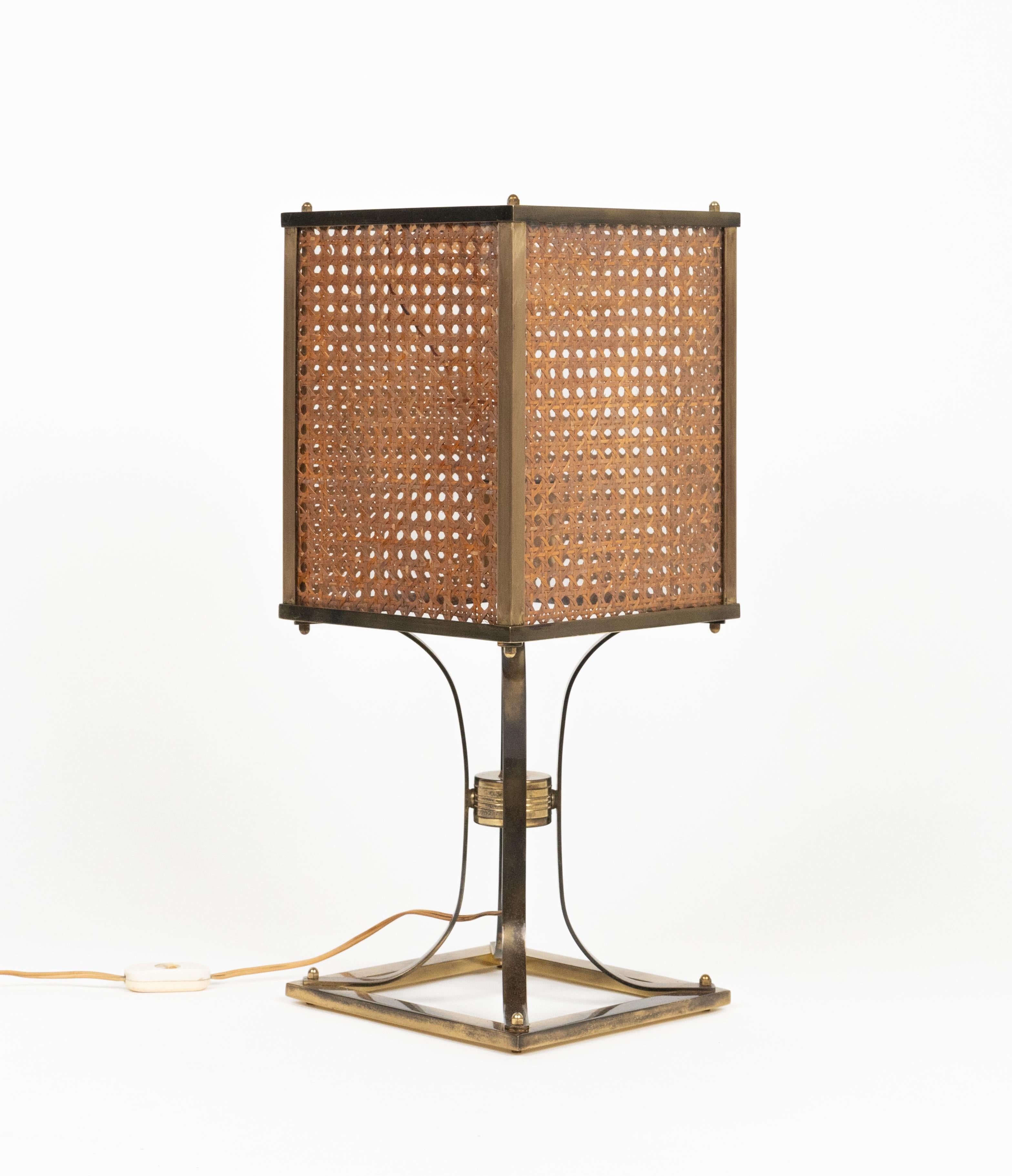 Lámpara de sobremesa de mediados de siglo Estilo Romeo Rega de latón, cristal y mimbre, Italia Años 70 Moderno de mediados de siglo en venta