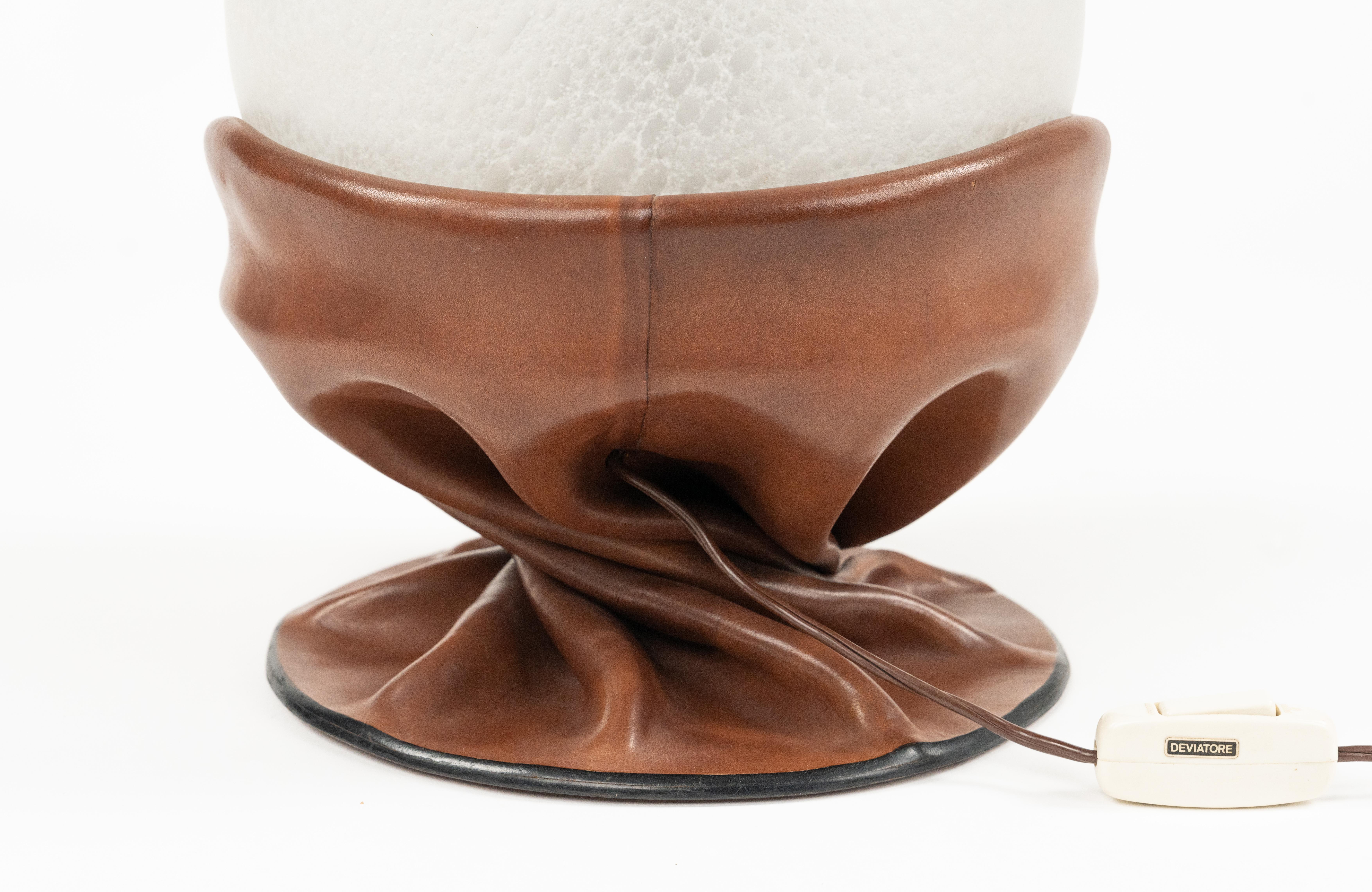 Lampe de table du milieu du siècle en cuir Brown et verre dépoli par Nova Tecno, Italie, années 1970 en vente 5