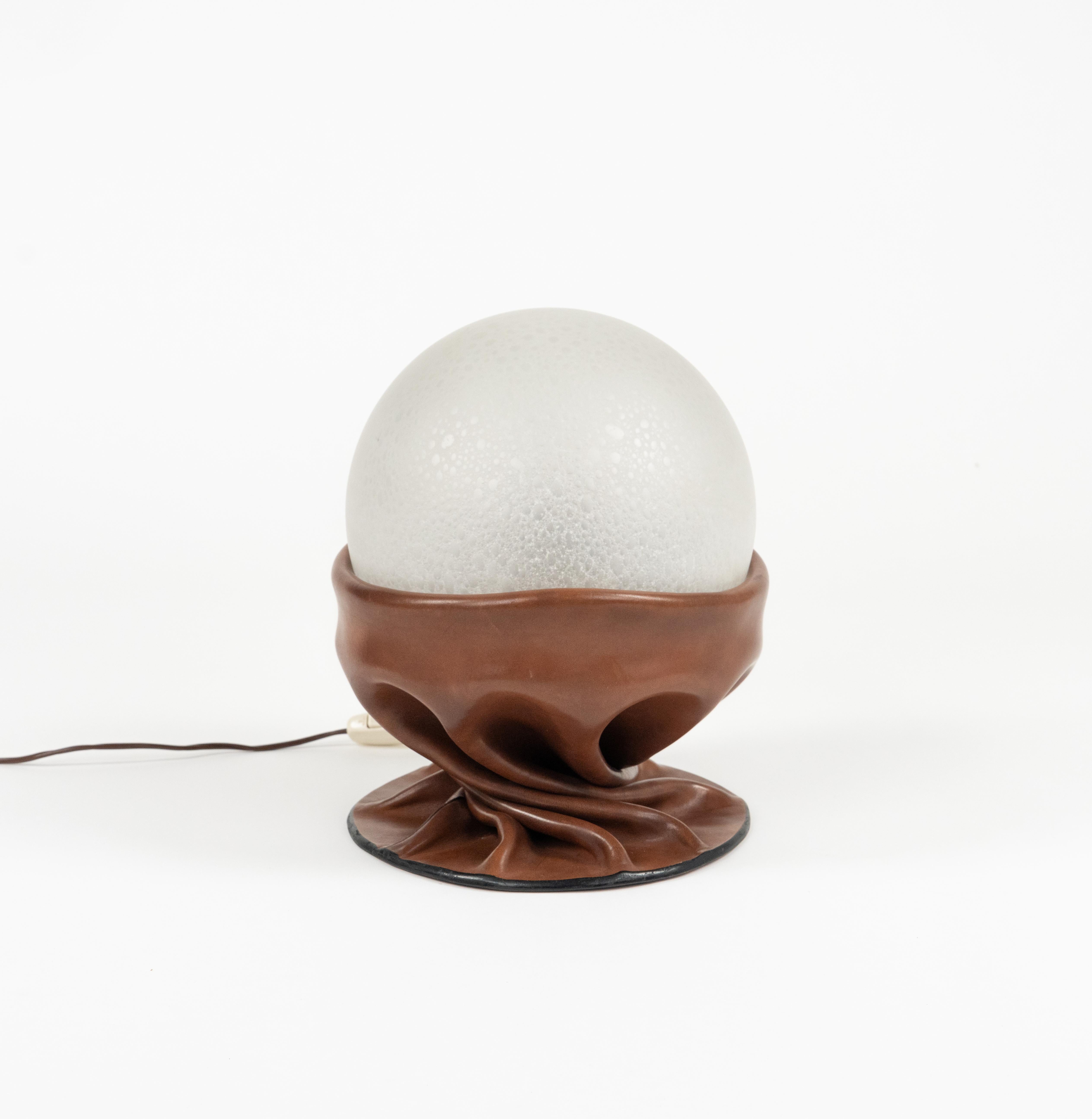 Lampe de table étonnante du milieu du siècle en cuir brun et verre dépoli par Nova Tecno.

Fabriqué en Italie dans les années 1970.

La base en cuir épais drapé supporte un orbe en verre soufflé givré.

Signé sur le bas comme indiqué sur les