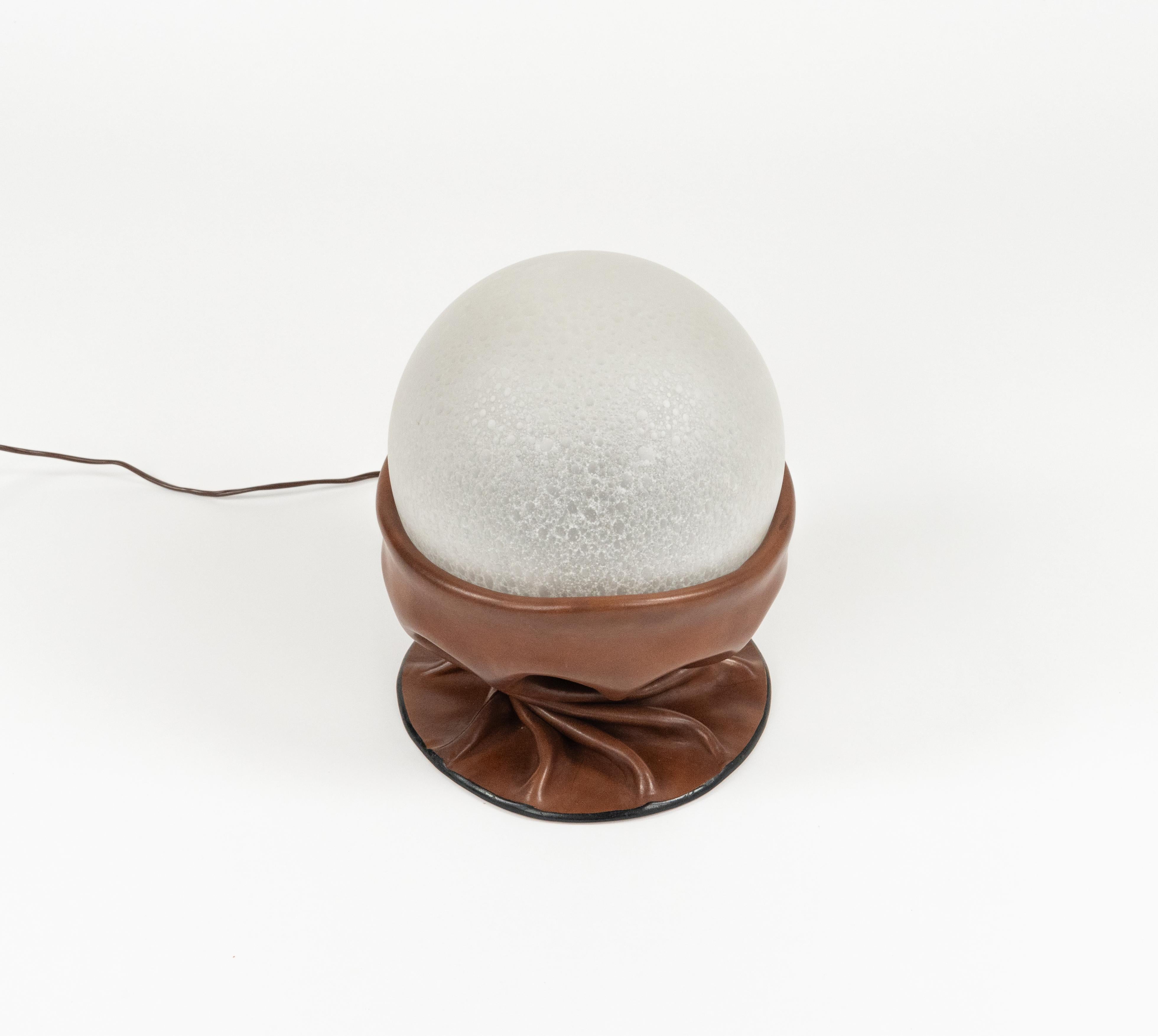 italien Lampe de table du milieu du siècle en cuir Brown et verre dépoli par Nova Tecno, Italie, années 1970 en vente