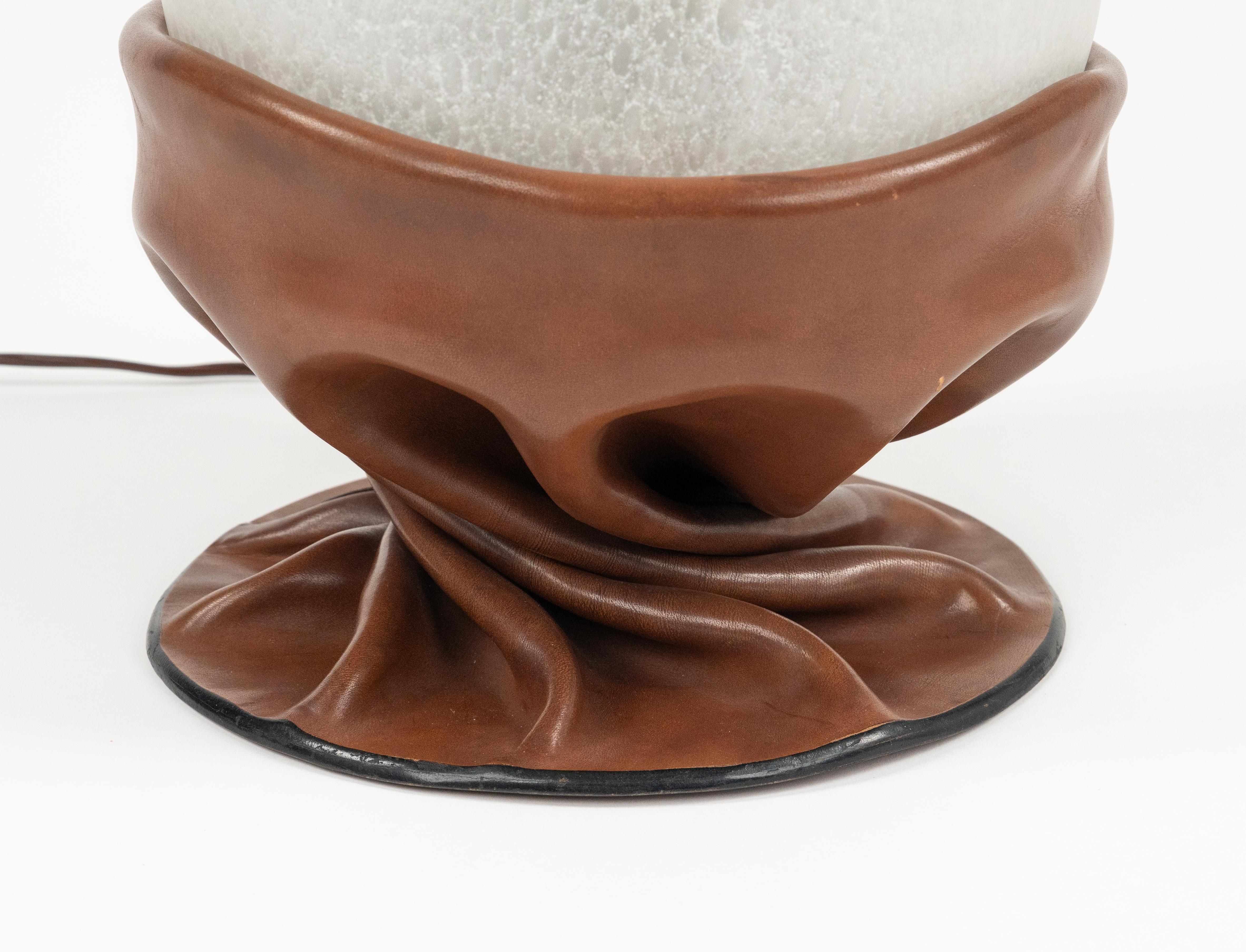 Lampe de table du milieu du siècle en cuir Brown et verre dépoli par Nova Tecno, Italie, années 1970 Bon état - En vente à Rome, IT