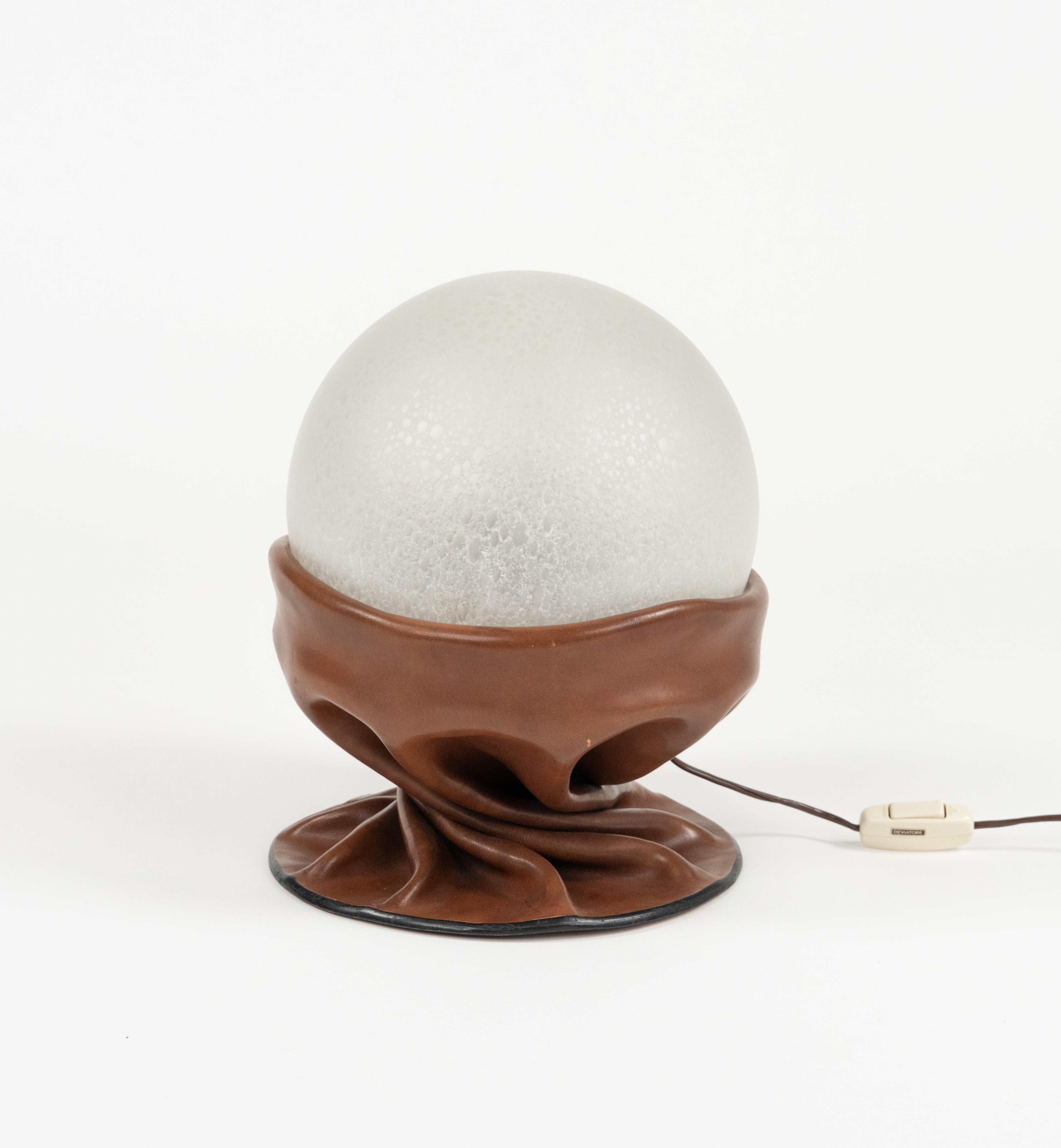 Fin du 20e siècle Lampe de table du milieu du siècle en cuir Brown et verre dépoli par Nova Tecno, Italie, années 1970 en vente