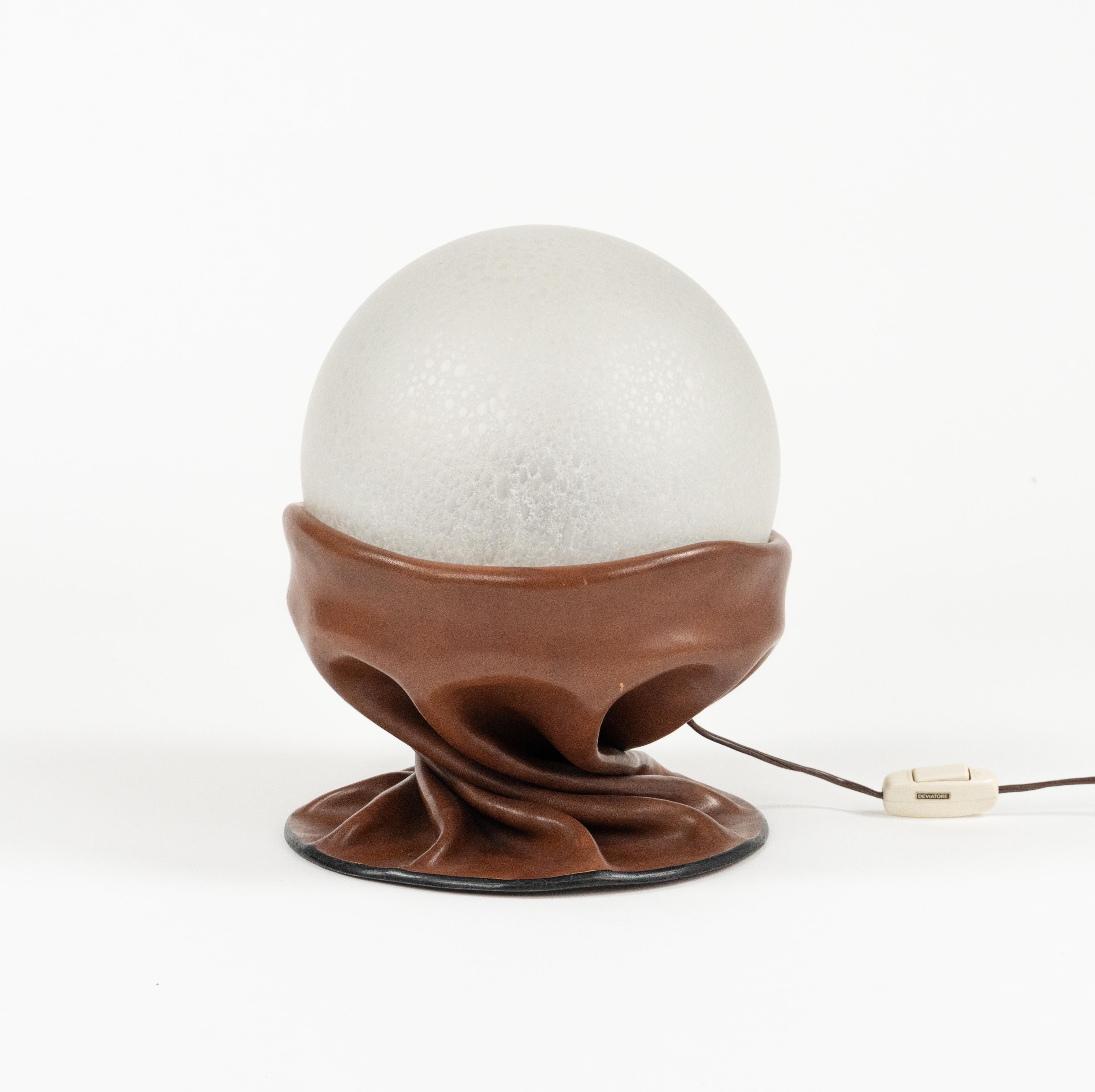 Cuir Lampe de table du milieu du siècle en cuir Brown et verre dépoli par Nova Tecno, Italie, années 1970 en vente