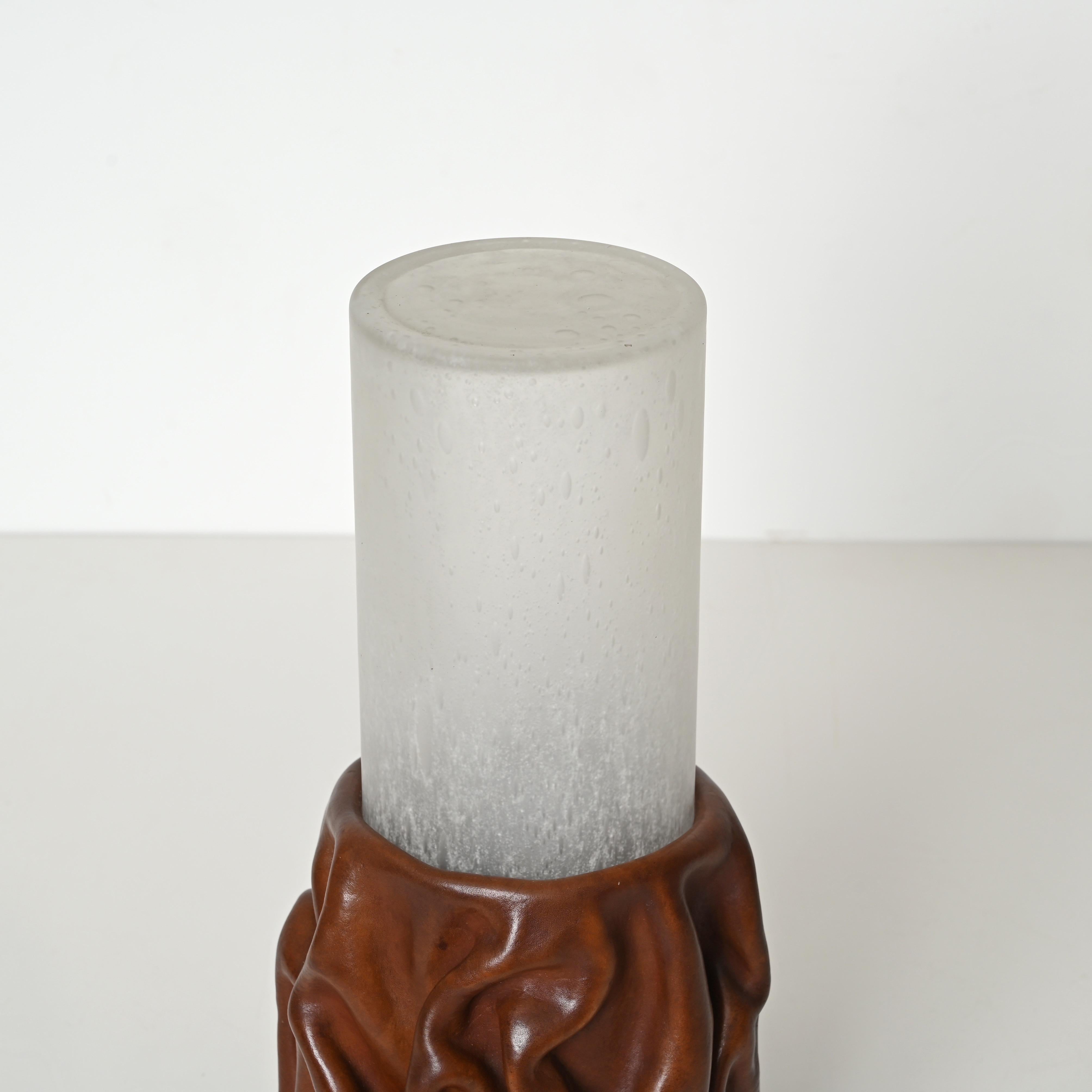 Lampada da tavolo del Medioevo in pelle marrone e vetro di Murano di Nova Tecno, Italia anni '70 in vendita 5
