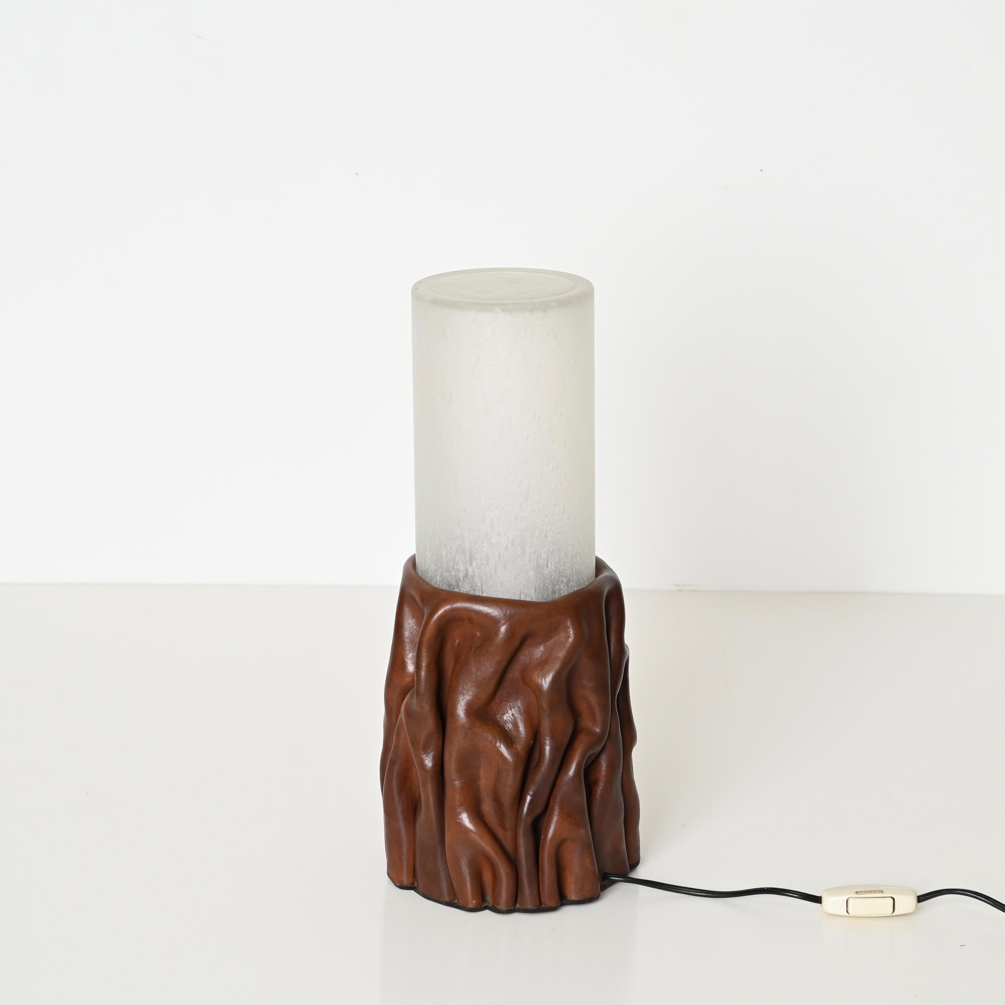 Lampada da tavolo del Medioevo in pelle marrone e vetro di Murano di Nova Tecno, Italia anni '70 in vendita 6