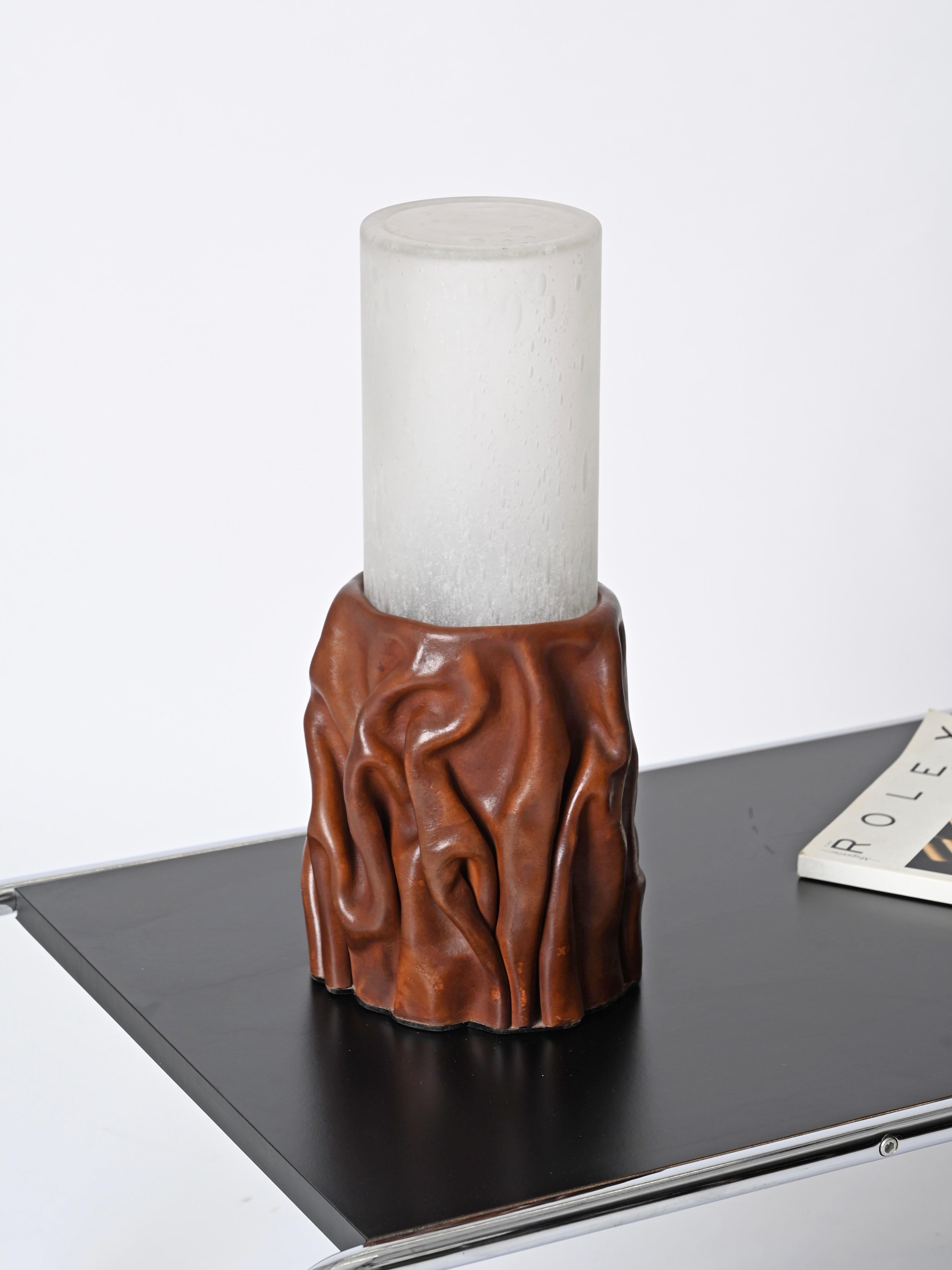 Fatto a mano Lampada da tavolo del Medioevo in pelle marrone e vetro di Murano di Nova Tecno, Italia anni '70 in vendita