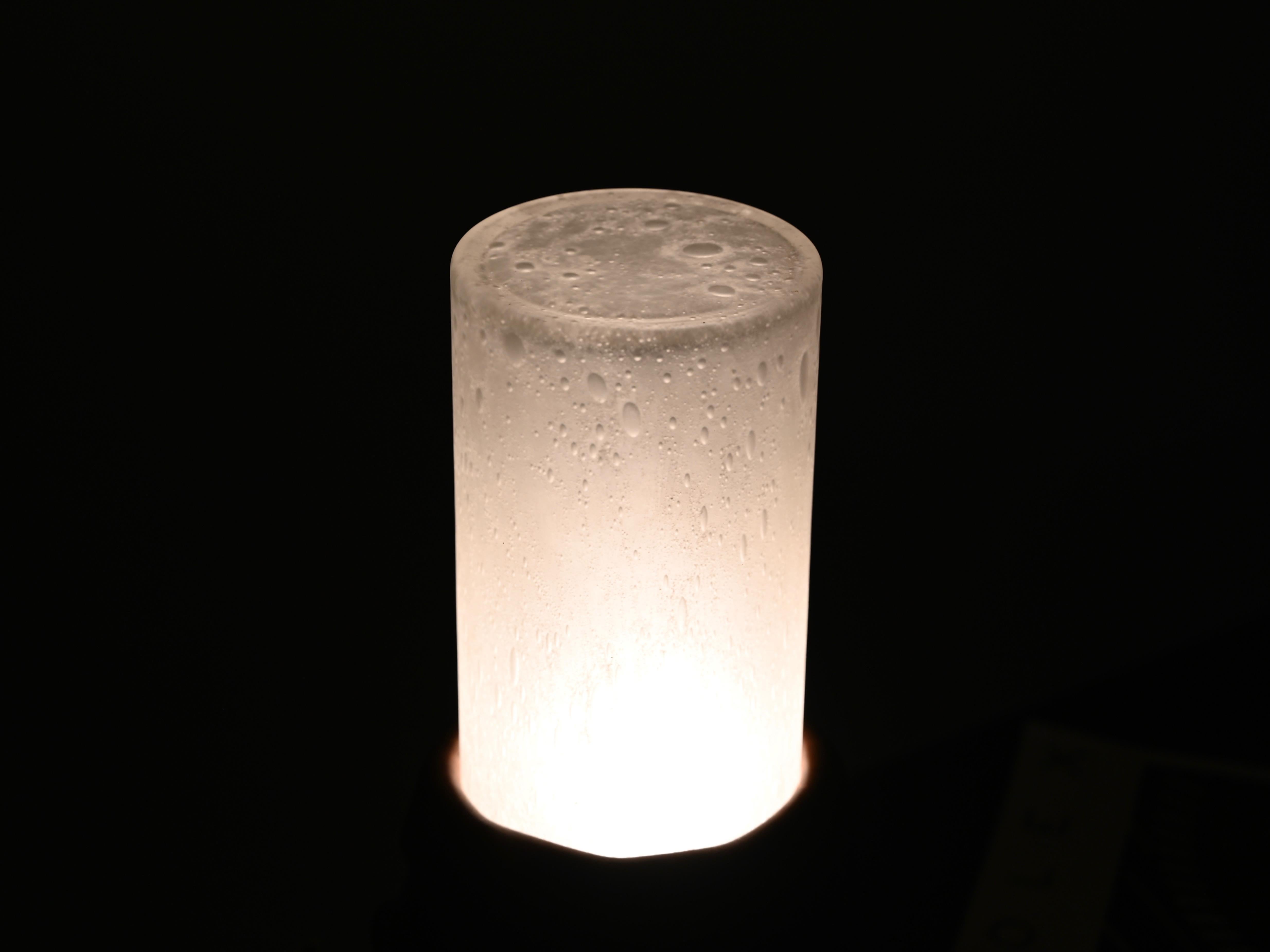 XX secolo Lampada da tavolo del Medioevo in pelle marrone e vetro di Murano di Nova Tecno, Italia anni '70 in vendita