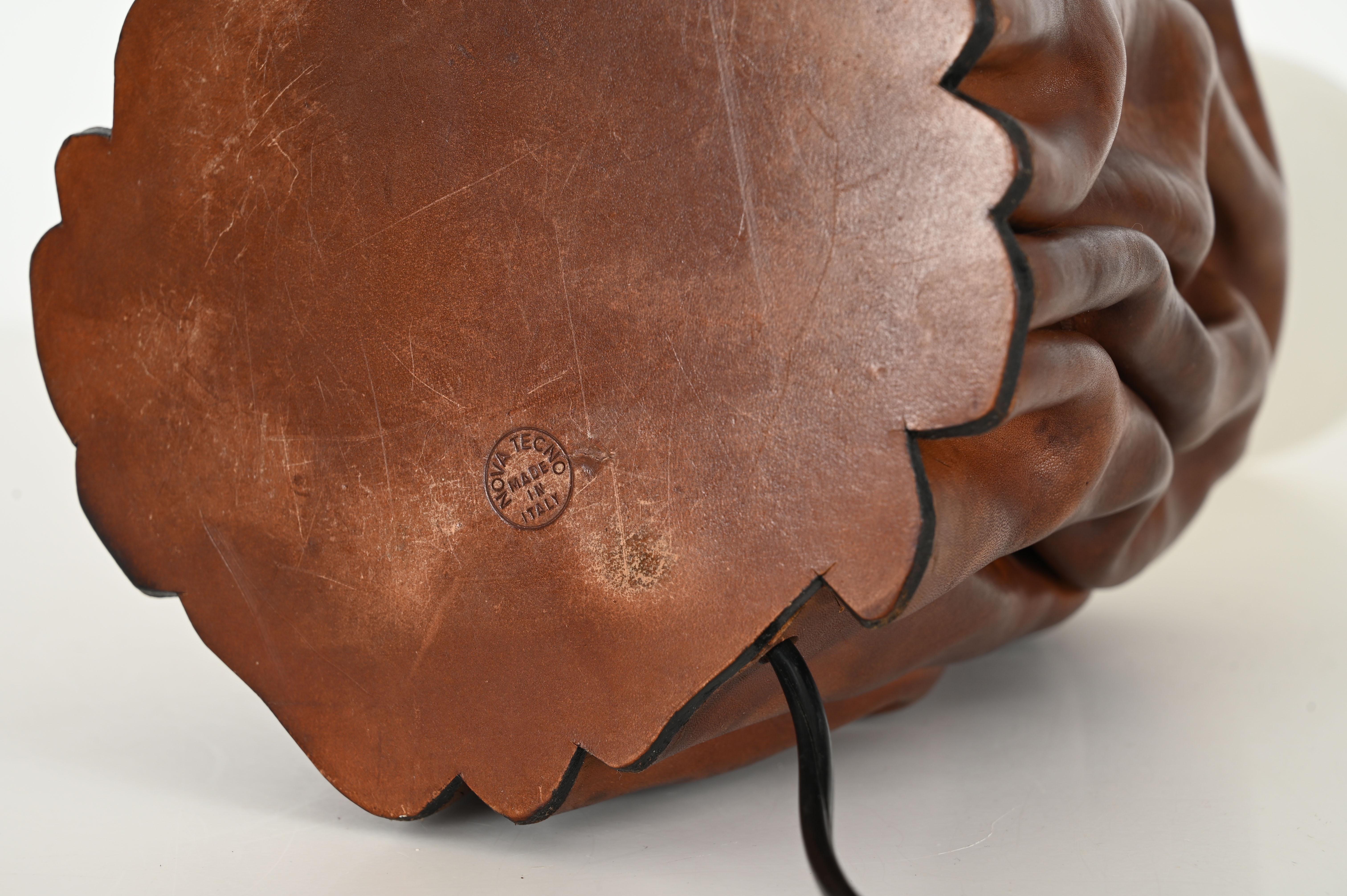 Lampada da tavolo del Medioevo in pelle marrone e vetro di Murano di Nova Tecno, Italia anni '70 in vendita 1