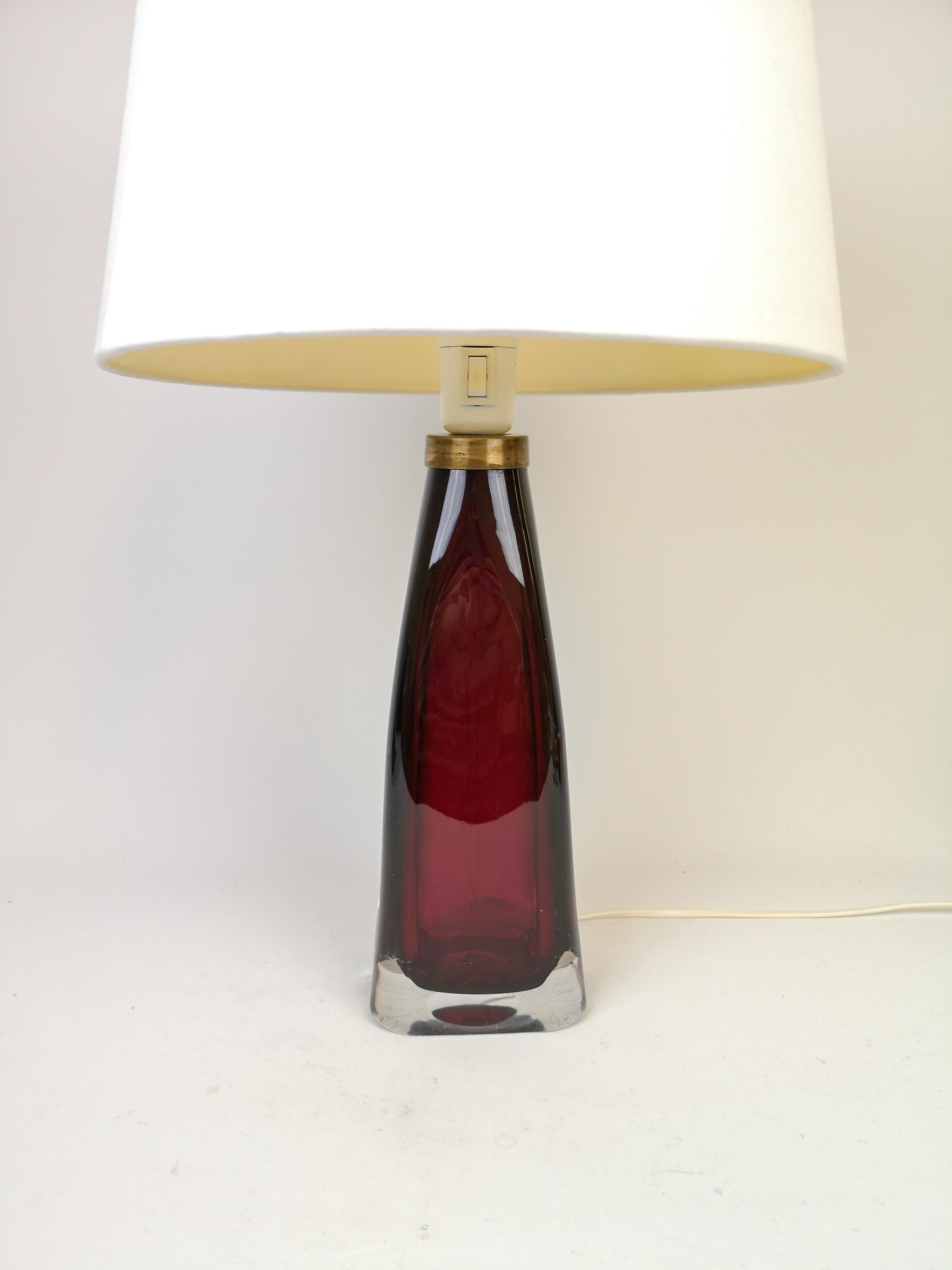 Table lamp in crystal, model RD1323 by Carl Fagerlund for Orrefors, Sweden.
The lamps have a stunning red color with brass details.

The shade are not included.

Measures: H 39 cm.
 