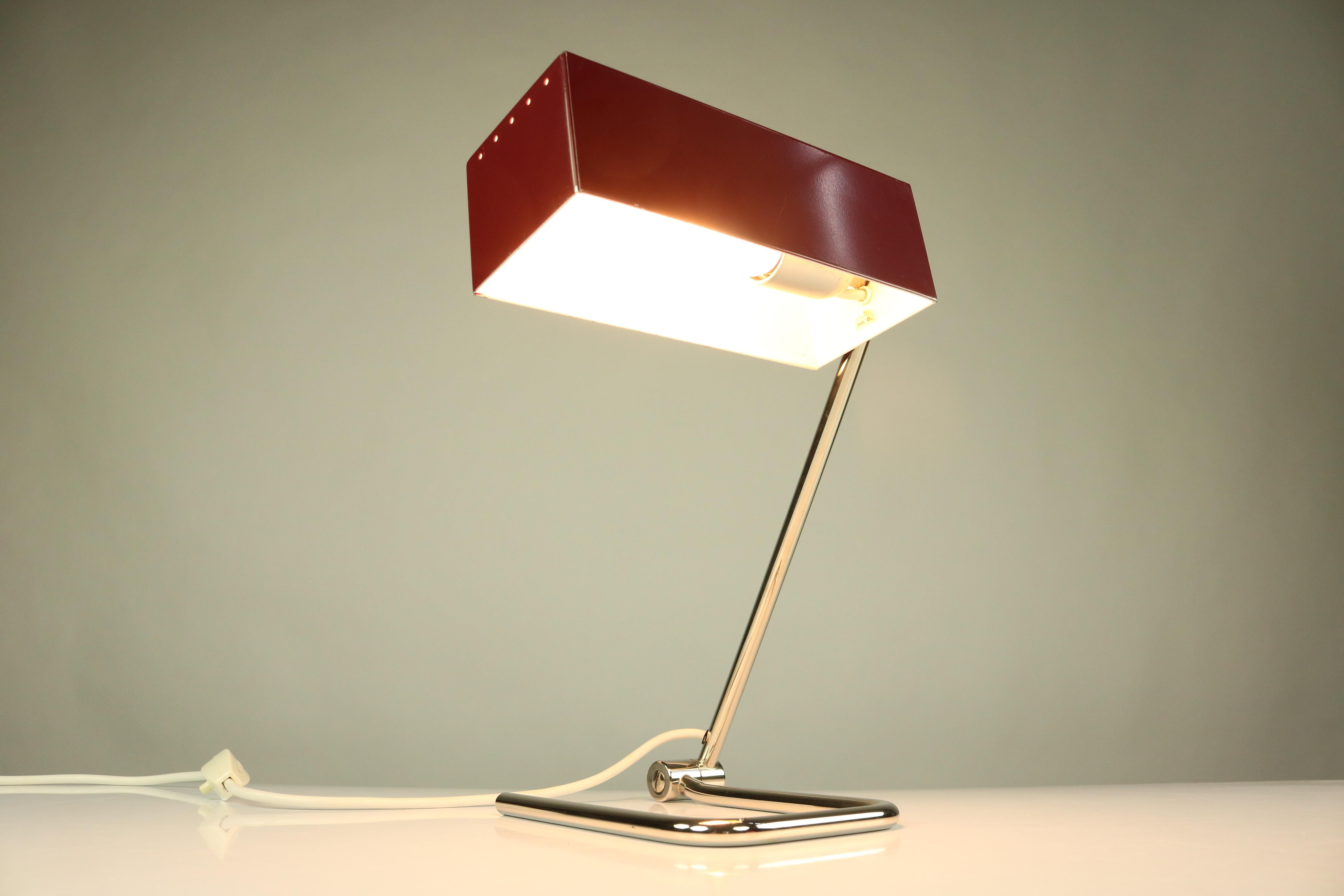Cubistic design 1950s table lamp by Hala Germany
Made of chromed brass and a red lacquered aluminum shade moveable mounted
Socket E27 - medium Edison screw
Measures: 
shade width 22 cm - 8 3/4