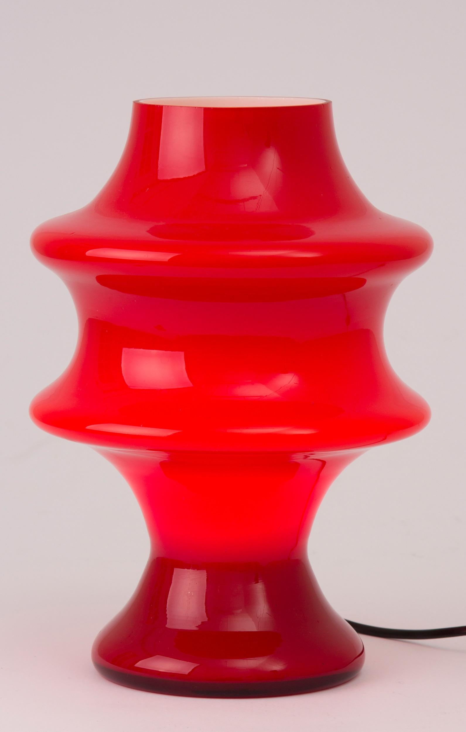 Midcentury cased glass table or desk lamp.
Midcentury modern design bright red cased glass lamp by Hustadt
Measures: H 31 cm, W 22 cm, D 22 cm
Germany, circa 1960.
