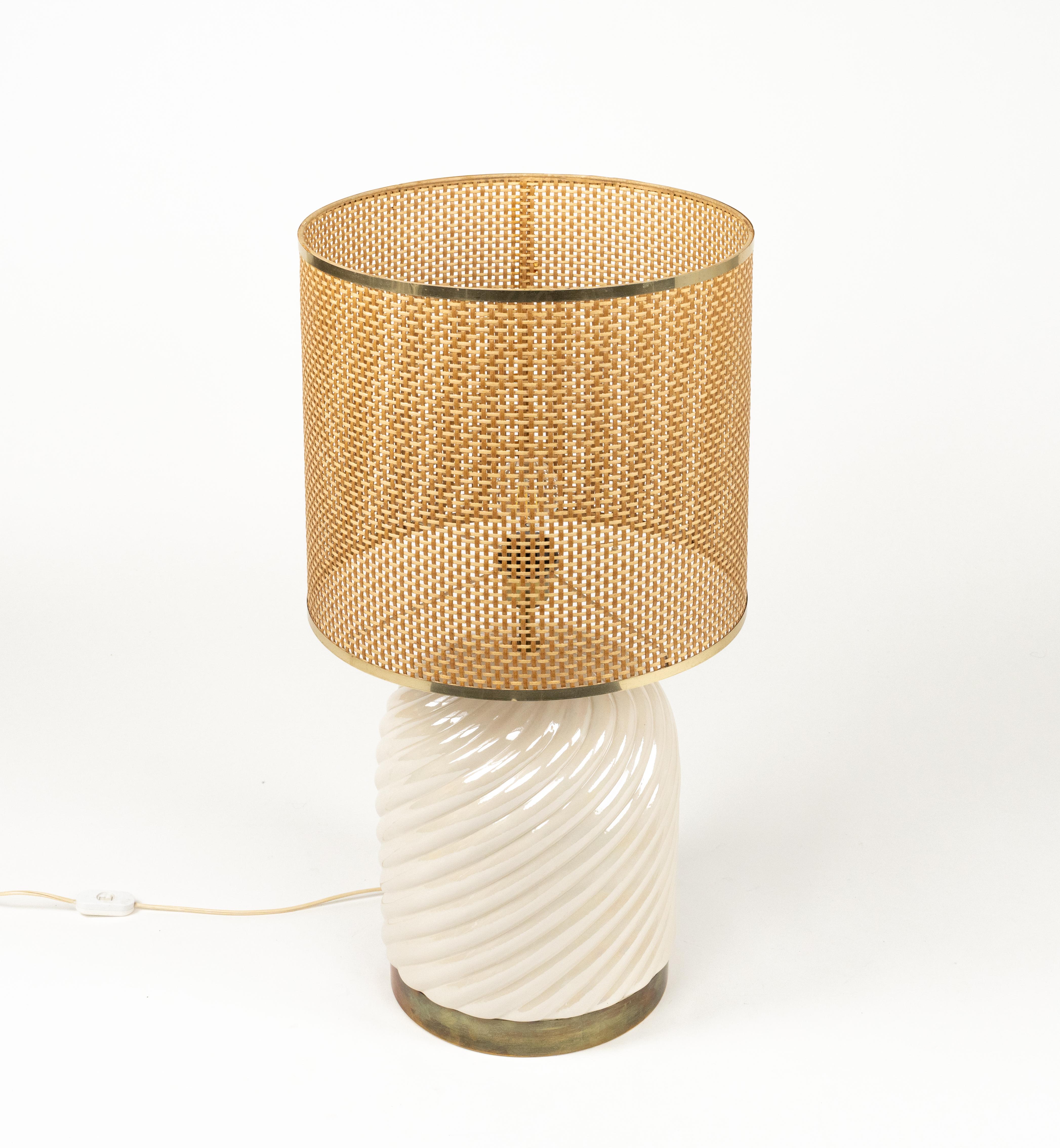 Lampada da tavolo di metà secolo in ceramica bianca e ottone con paralume in vimini di Tommaso Barbi per B Ceramiche.

Realizzato in Italia negli anni '70.

L'etichetta originale è ancora attaccata, come mostrato nelle immagini.

Una lampada