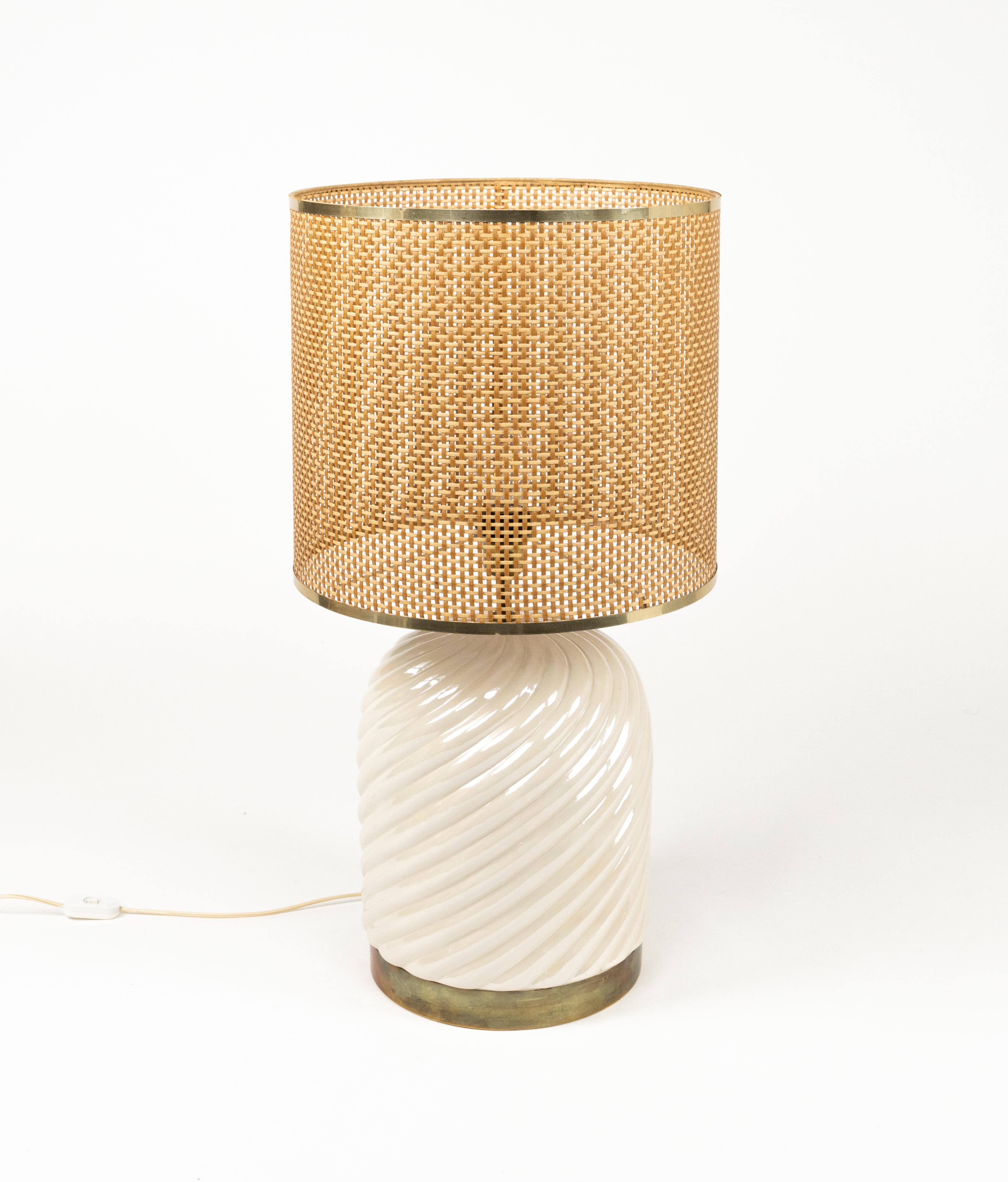Mid-Century moderno Lampada da tavolo del Medioevo in ceramica, ottone e vimini di Tommaso Barbi, Italia anni '70 in vendita