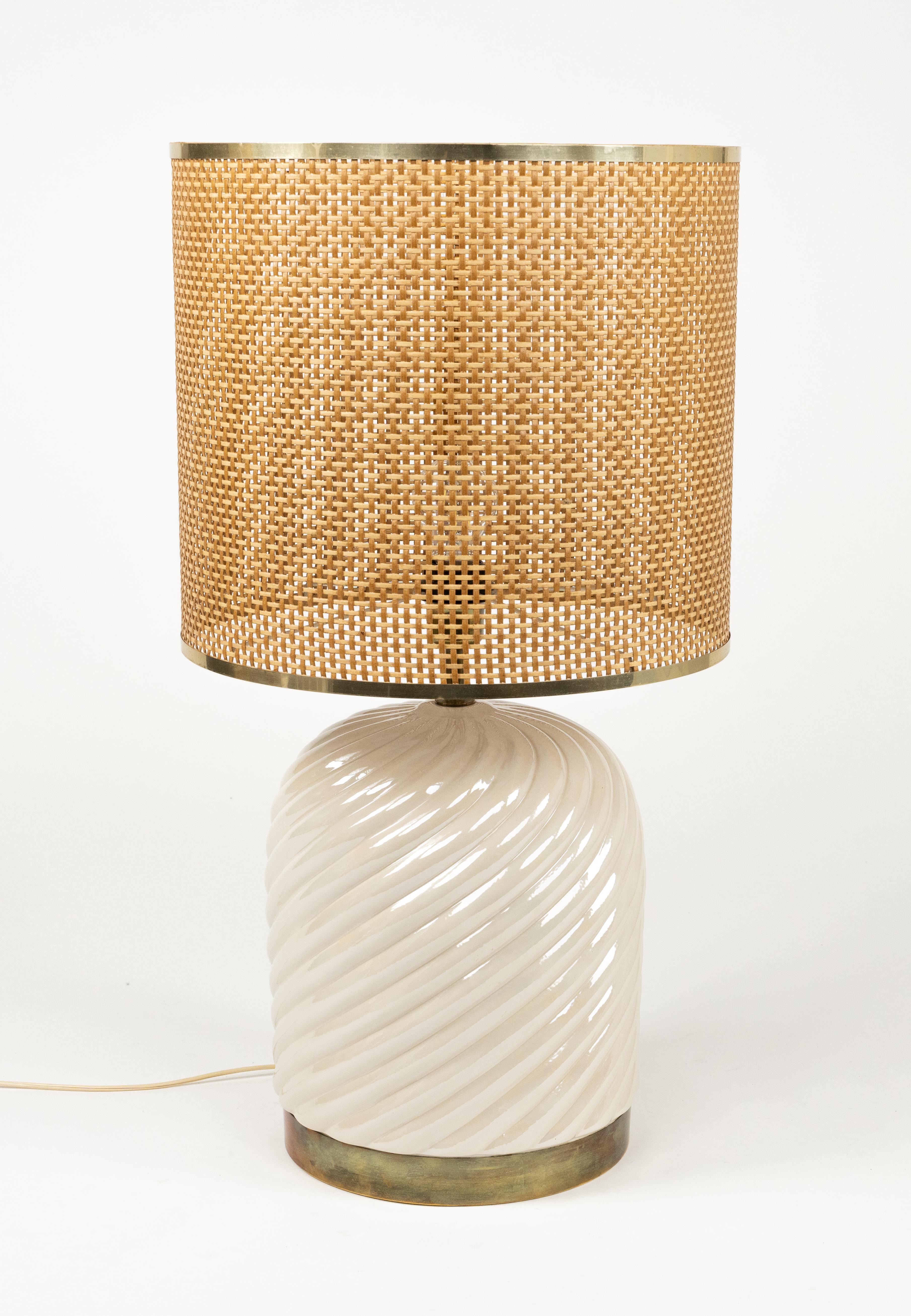 Italiano Lampada da tavolo del Medioevo in ceramica, ottone e vimini di Tommaso Barbi, Italia anni '70 in vendita