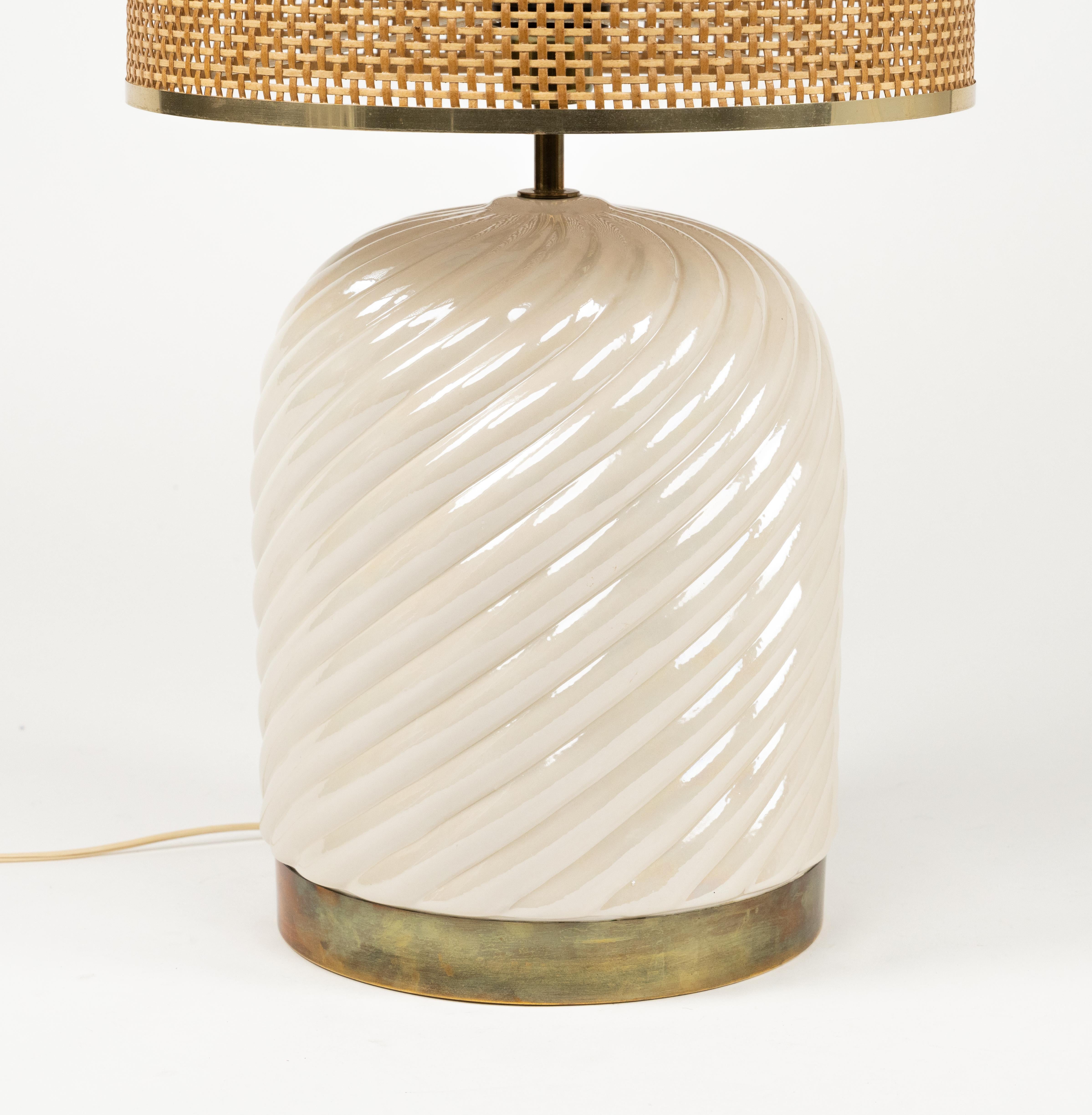 Lampada da tavolo del Medioevo in ceramica, ottone e vimini di Tommaso Barbi, Italia anni '70 In condizioni buone in vendita a Rome, IT