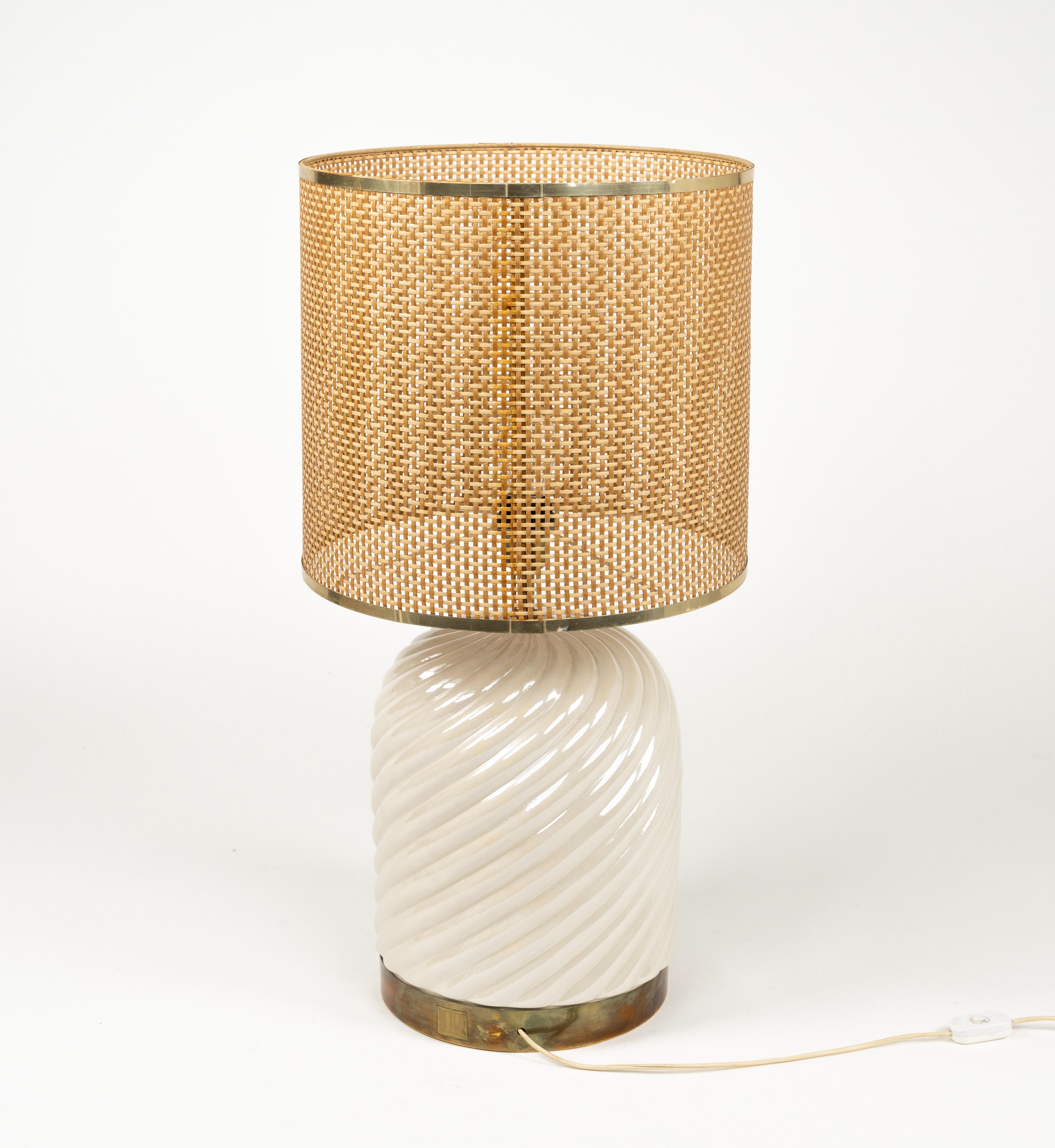 Fine XX secolo Lampada da tavolo del Medioevo in ceramica, ottone e vimini di Tommaso Barbi, Italia anni '70 in vendita