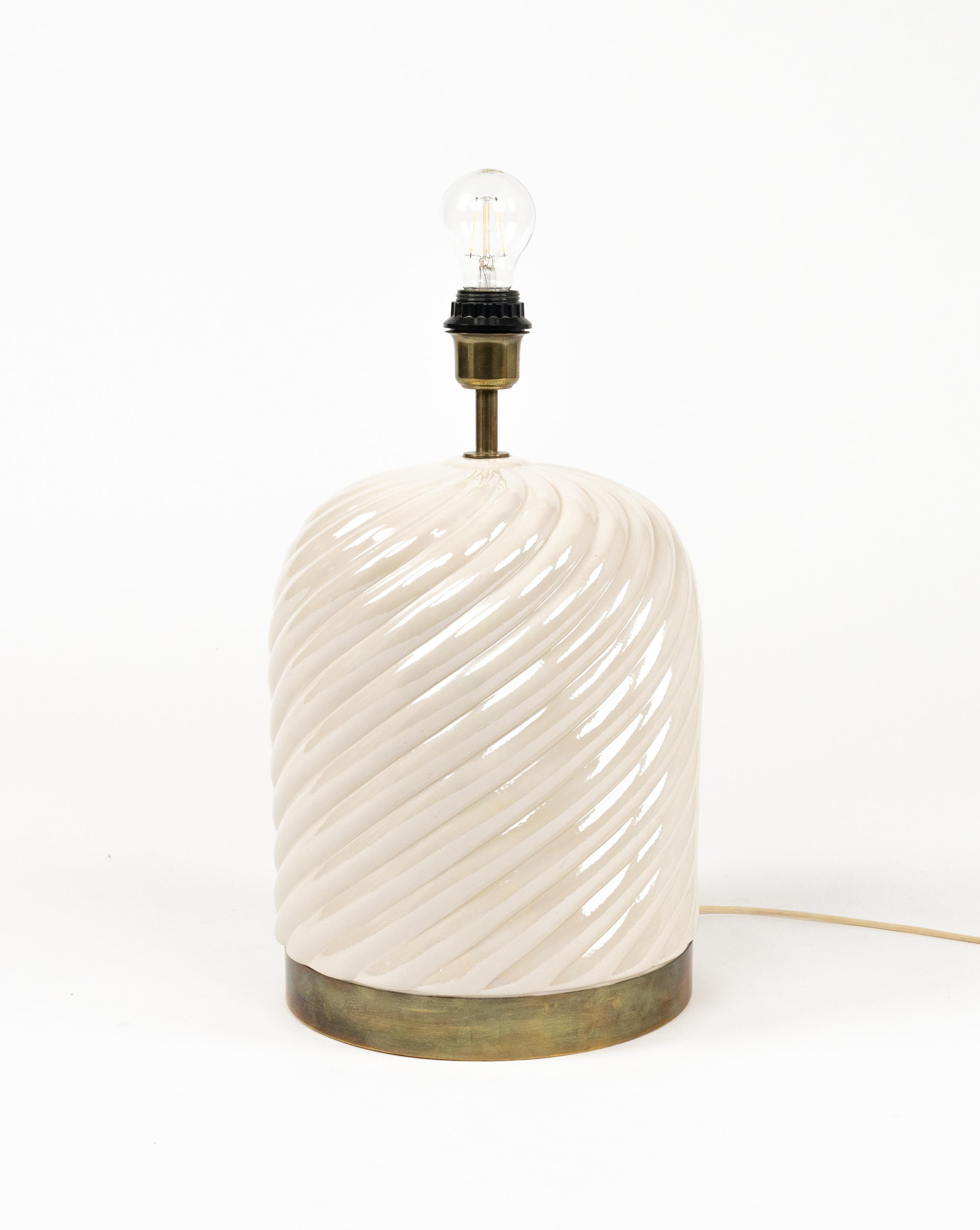 Metallo Lampada da tavolo del Medioevo in ceramica, ottone e vimini di Tommaso Barbi, Italia anni '70 in vendita