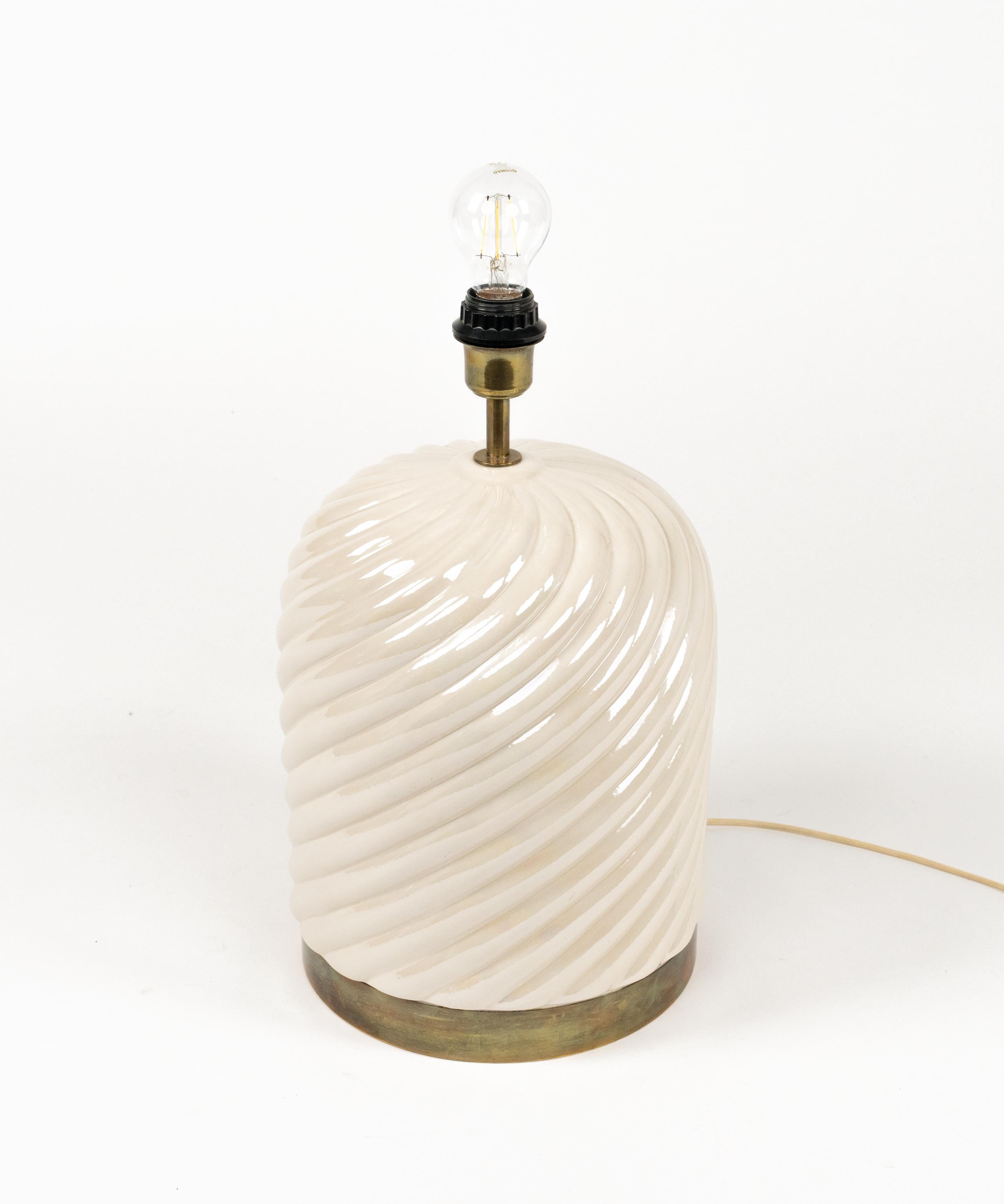 Lampada da tavolo del Medioevo in ceramica, ottone e vimini di Tommaso Barbi, Italia anni '70 in vendita 1