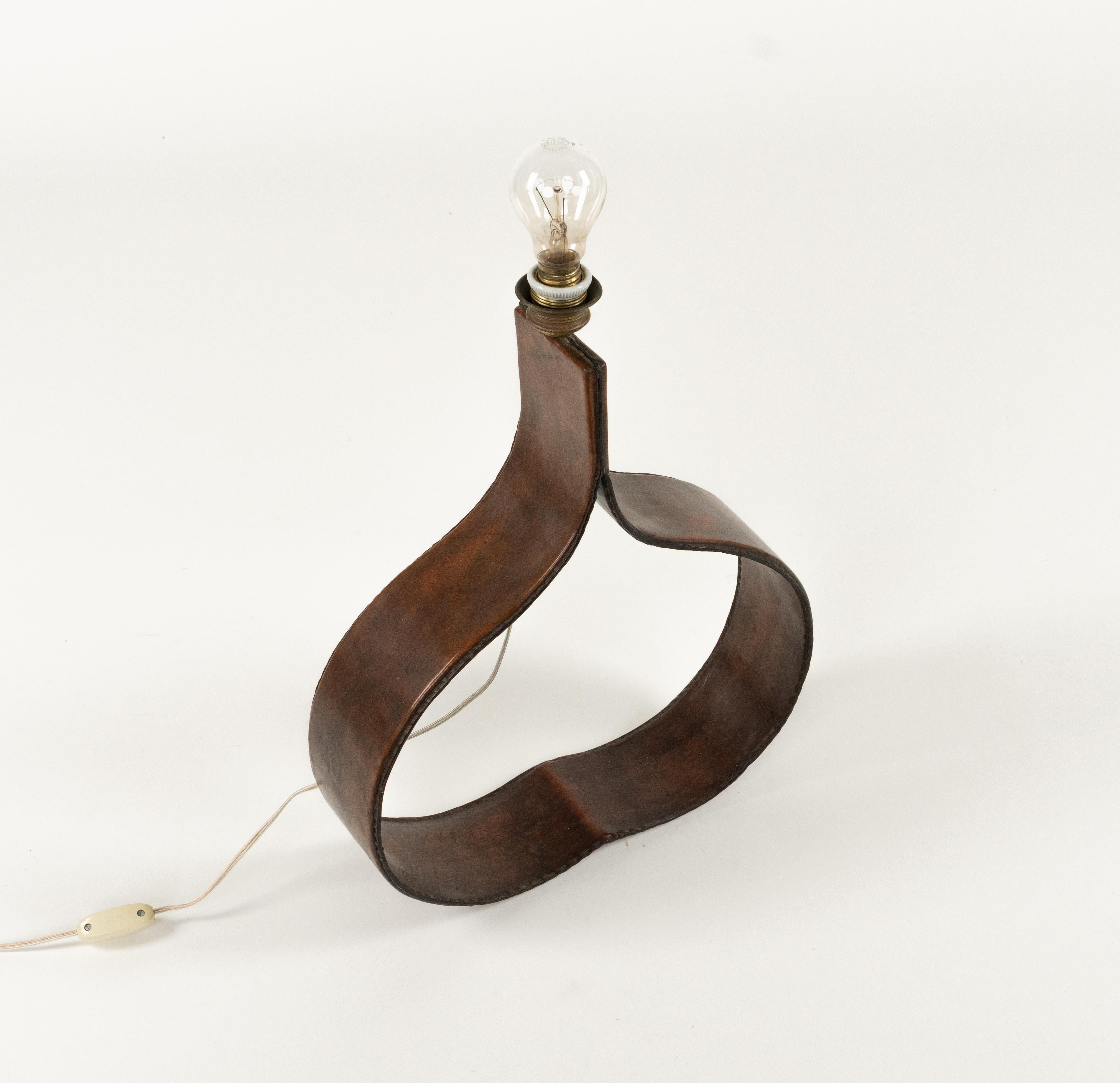 Midcentury Table Lamp Curved Brown Leather Jacques Adnet Style, Italy 1970s For Sale 4