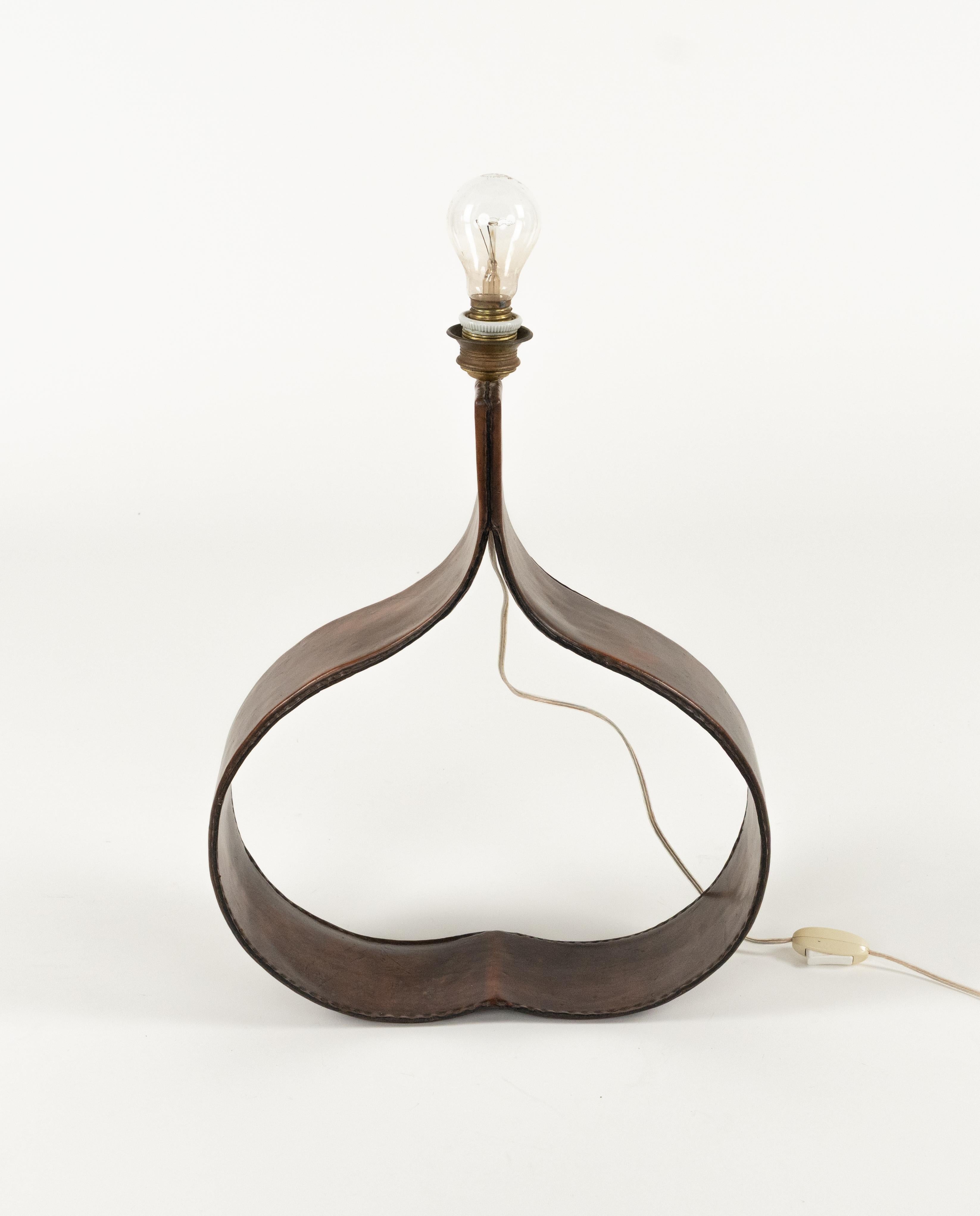 Midcentury amazing table lamp in brown curved leather in the style of Jacques Adnet.

Made in Italy in the 1970s.