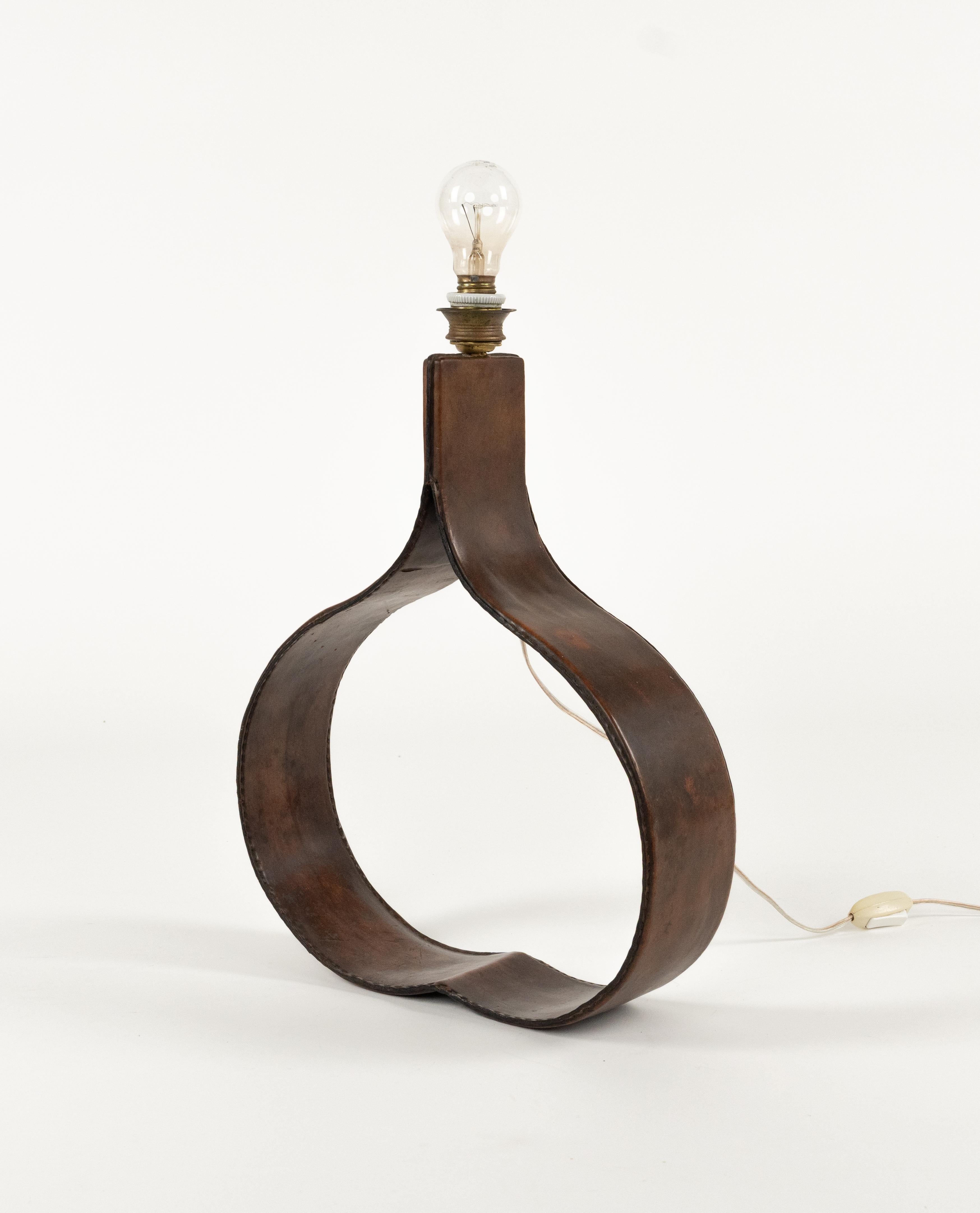 Midcentury Table Lamp Curved Brown Leather Jacques Adnet Style, Italy 1970s In Good Condition For Sale In Rome, IT