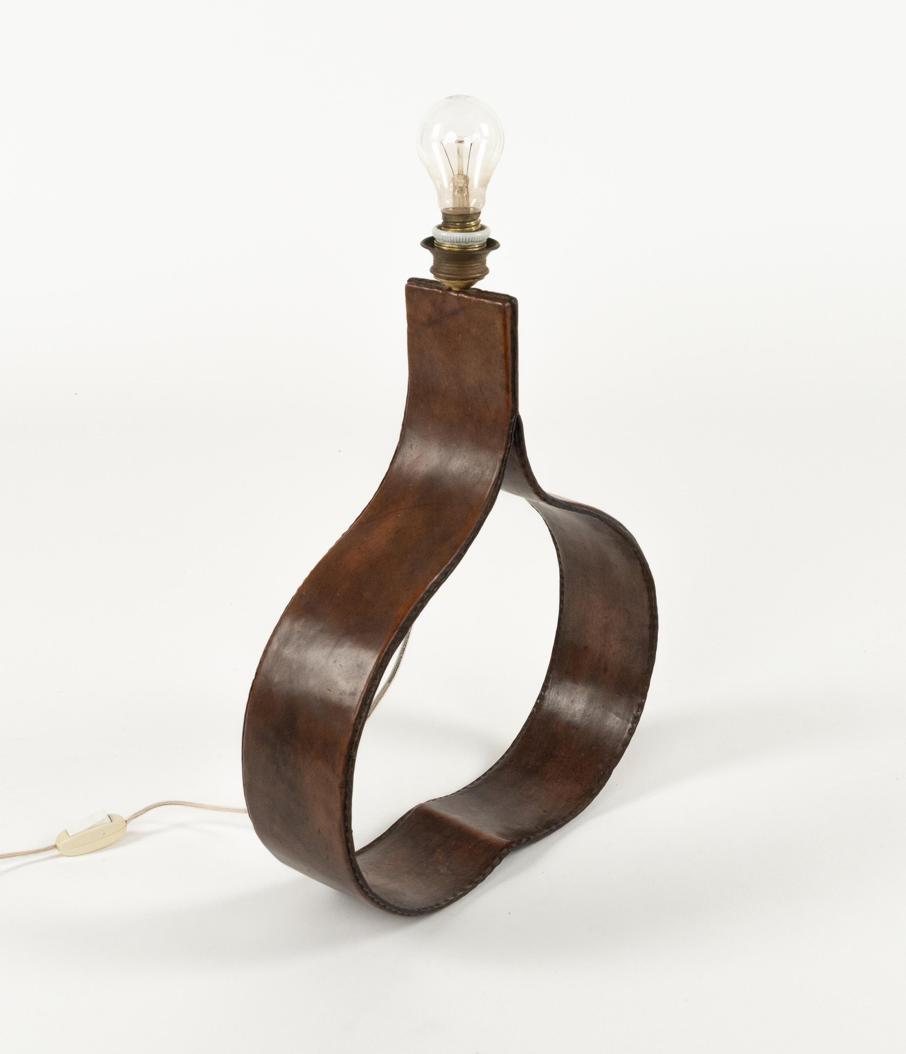 Midcentury Table Lamp Curved Brown Leather Jacques Adnet Style, Italy 1970s For Sale 1