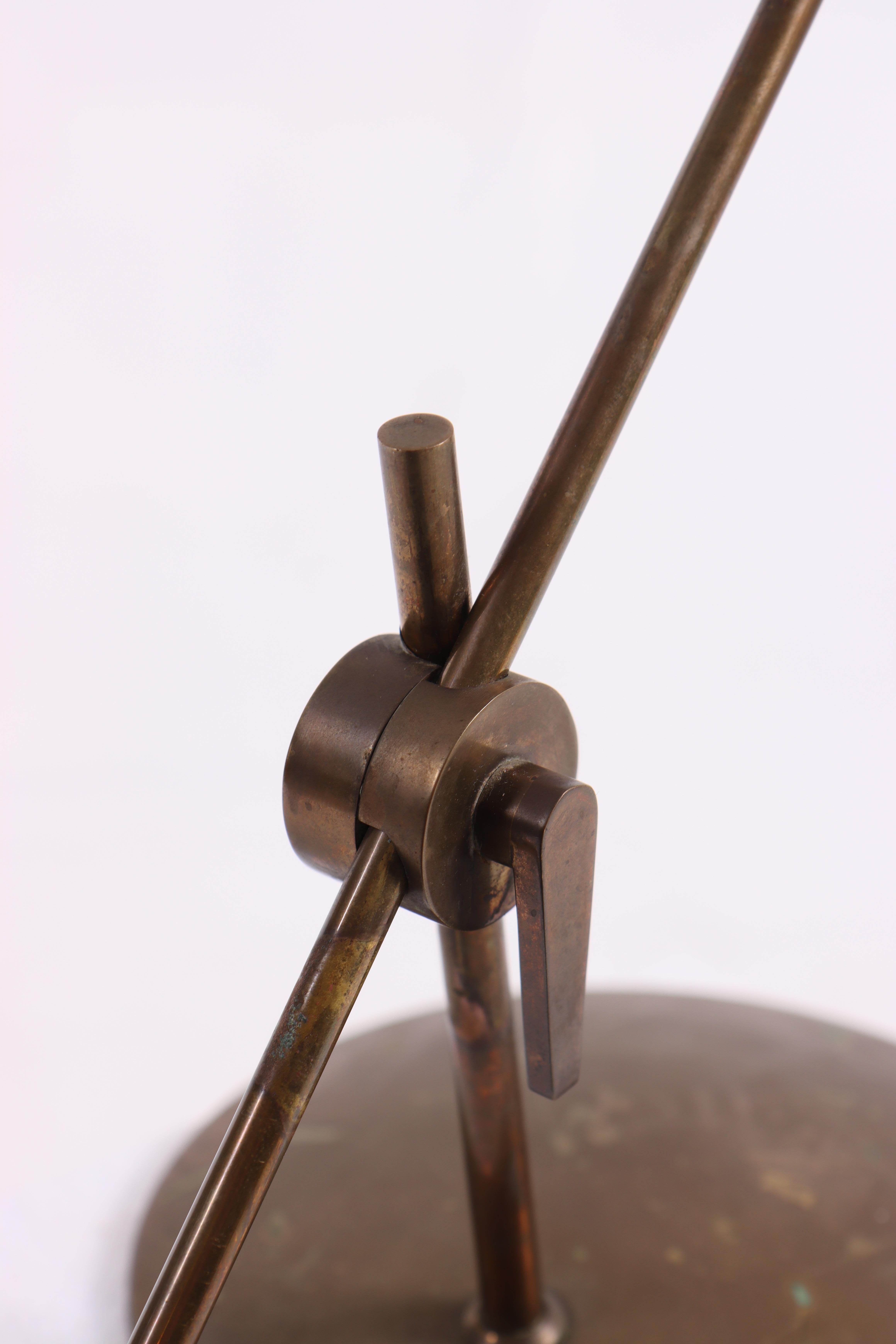 Lámpara de mesa de mediados de siglo diseñada por Th. Valentiner, Made in Denmark, años 50 Latón en venta