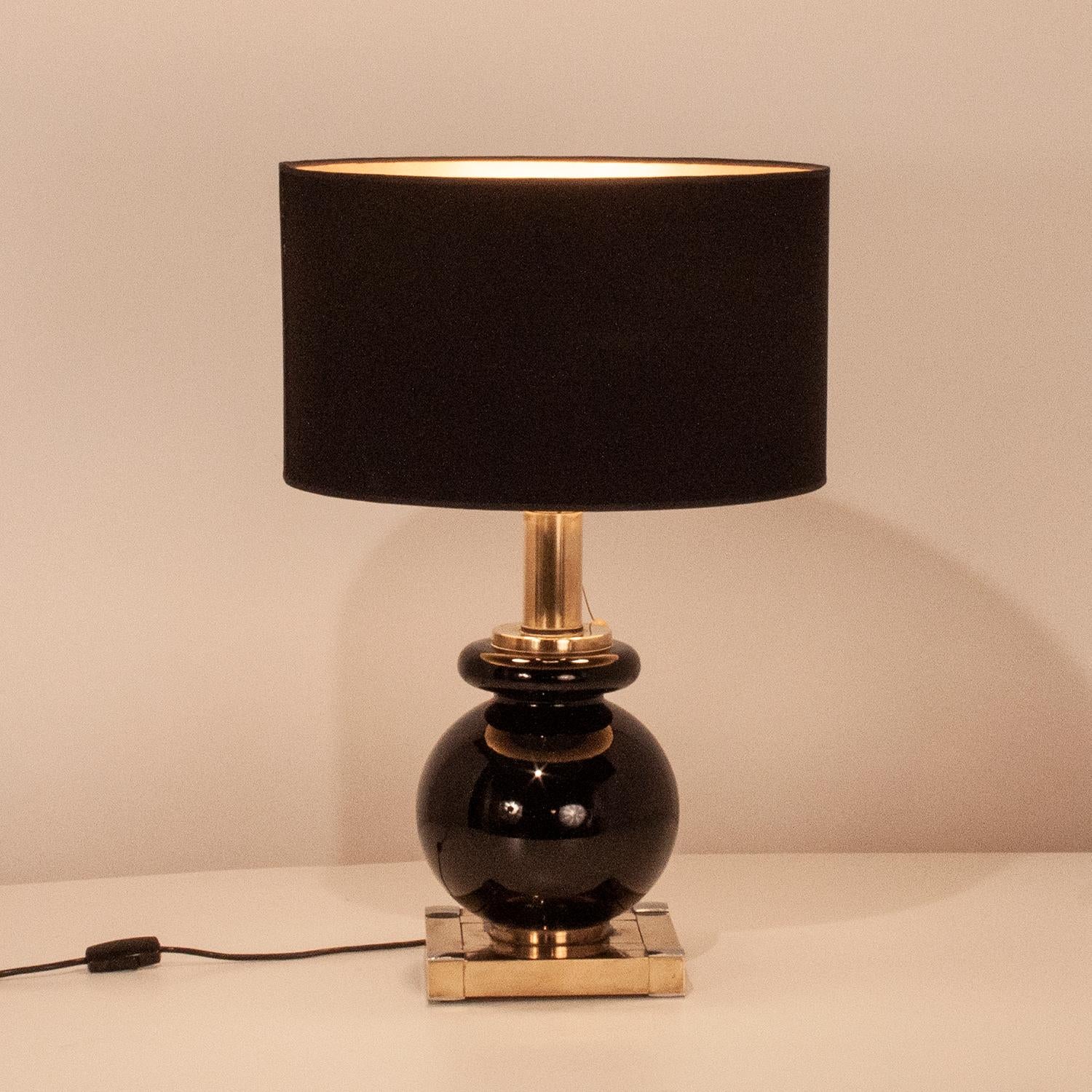 Table lamp designed by Willy Rizzo in 1970s for BD Lumica, Spain. Brass and chromed metal structure with black glass ball and three bulbs, shades with new fabric. Can be connected to the corriente of EEUU with an adapter.
It has the signature of