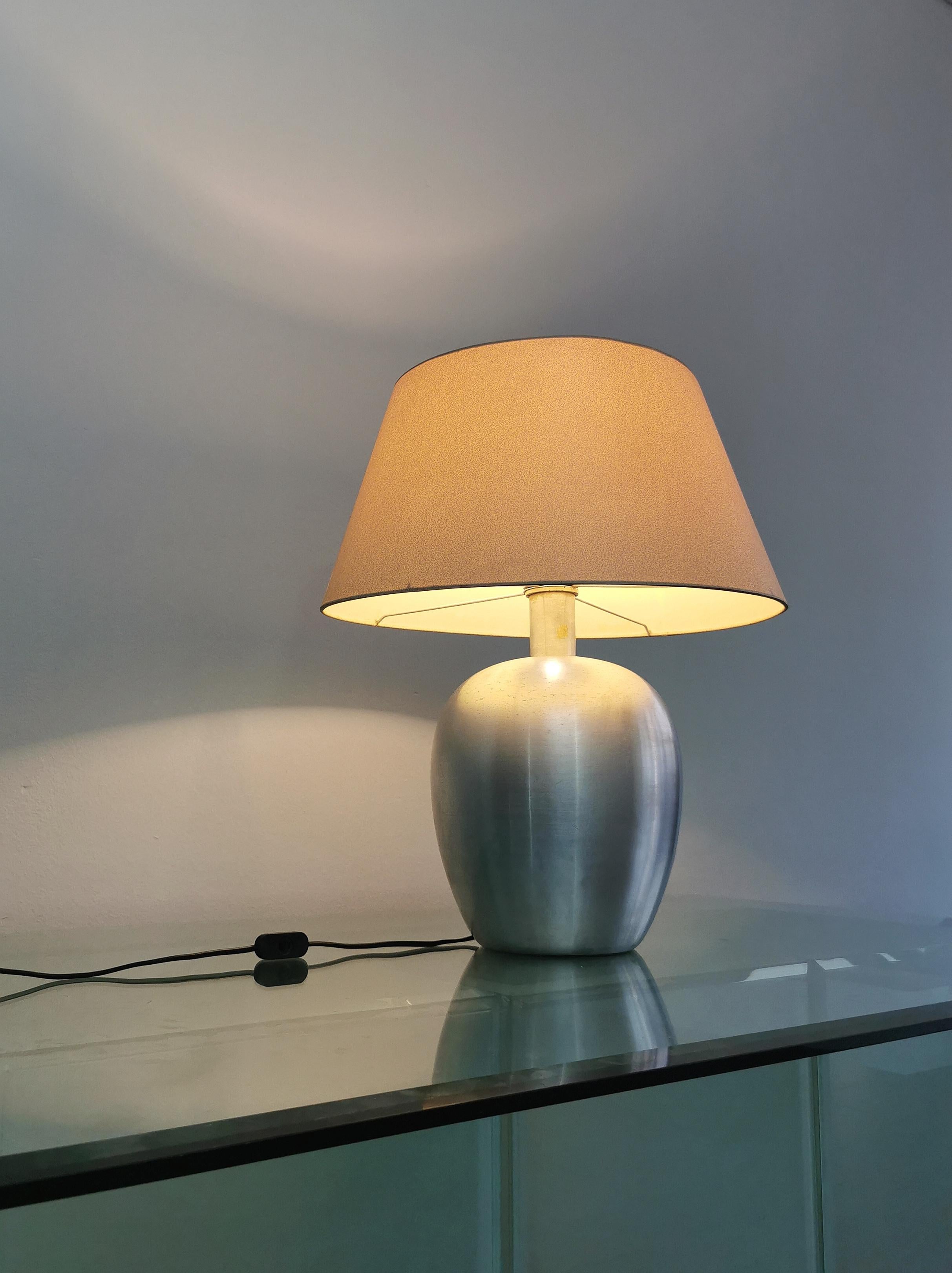 Mid-Century Modern Lampe de table Midcentury Tissu Aluminium brossé Design italien années 1970 en vente