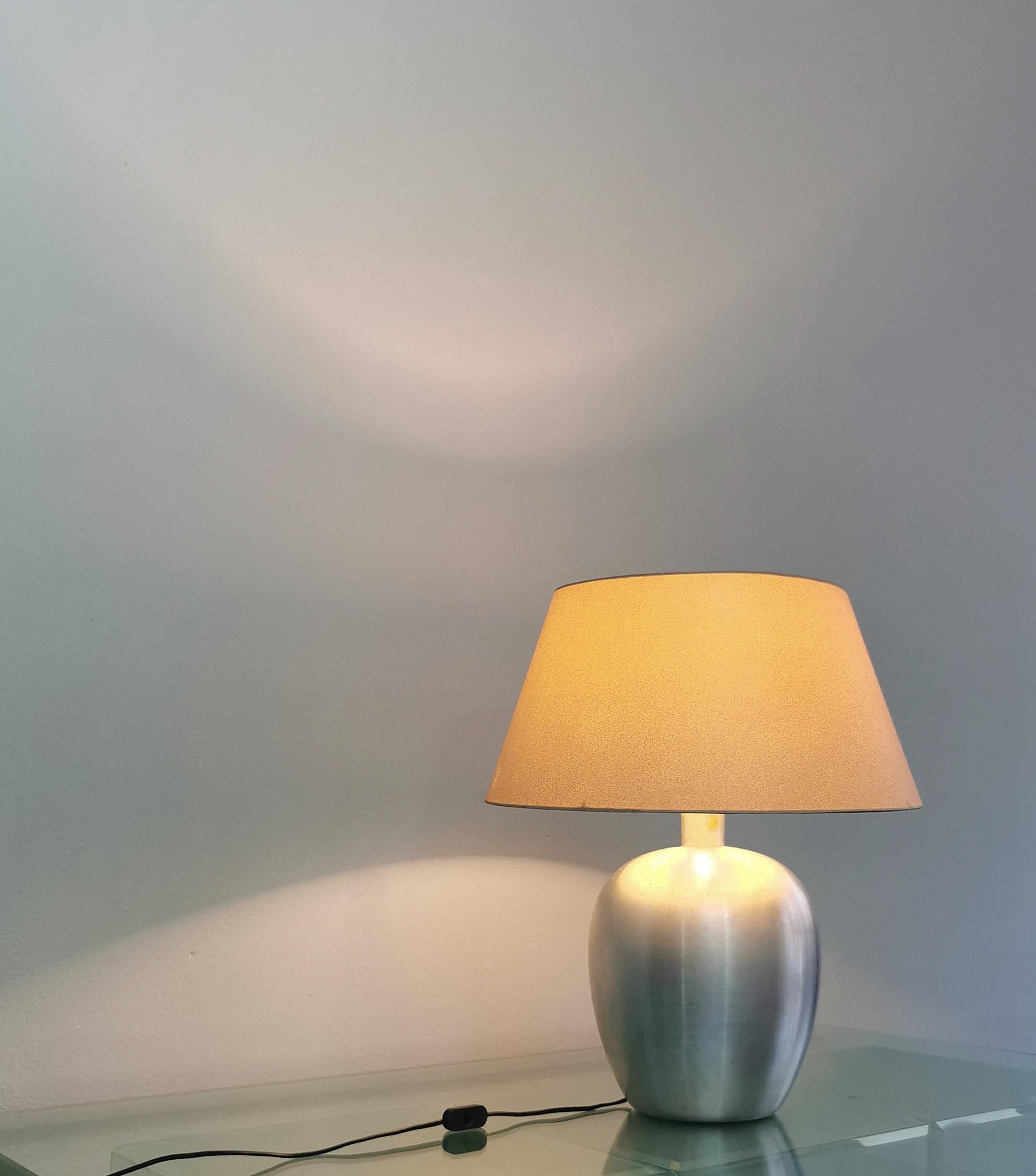 Lampe de table Midcentury Tissu Aluminium brossé Design italien années 1970 en vente 1