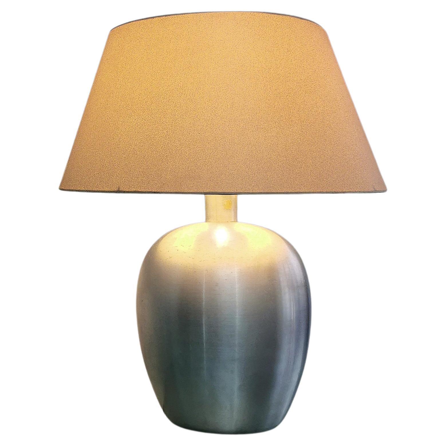 Table lamp with 1 light E27 produced in Italy in the 70s. The lamp was made of brushed aluminum with fabric lampshade.

Lampshade measurements: Height 25.5 cm. Diameter 50 cm.
Aluminum structure measurements: Height 40.5 cm. Diameter 25.5 cm.
Total