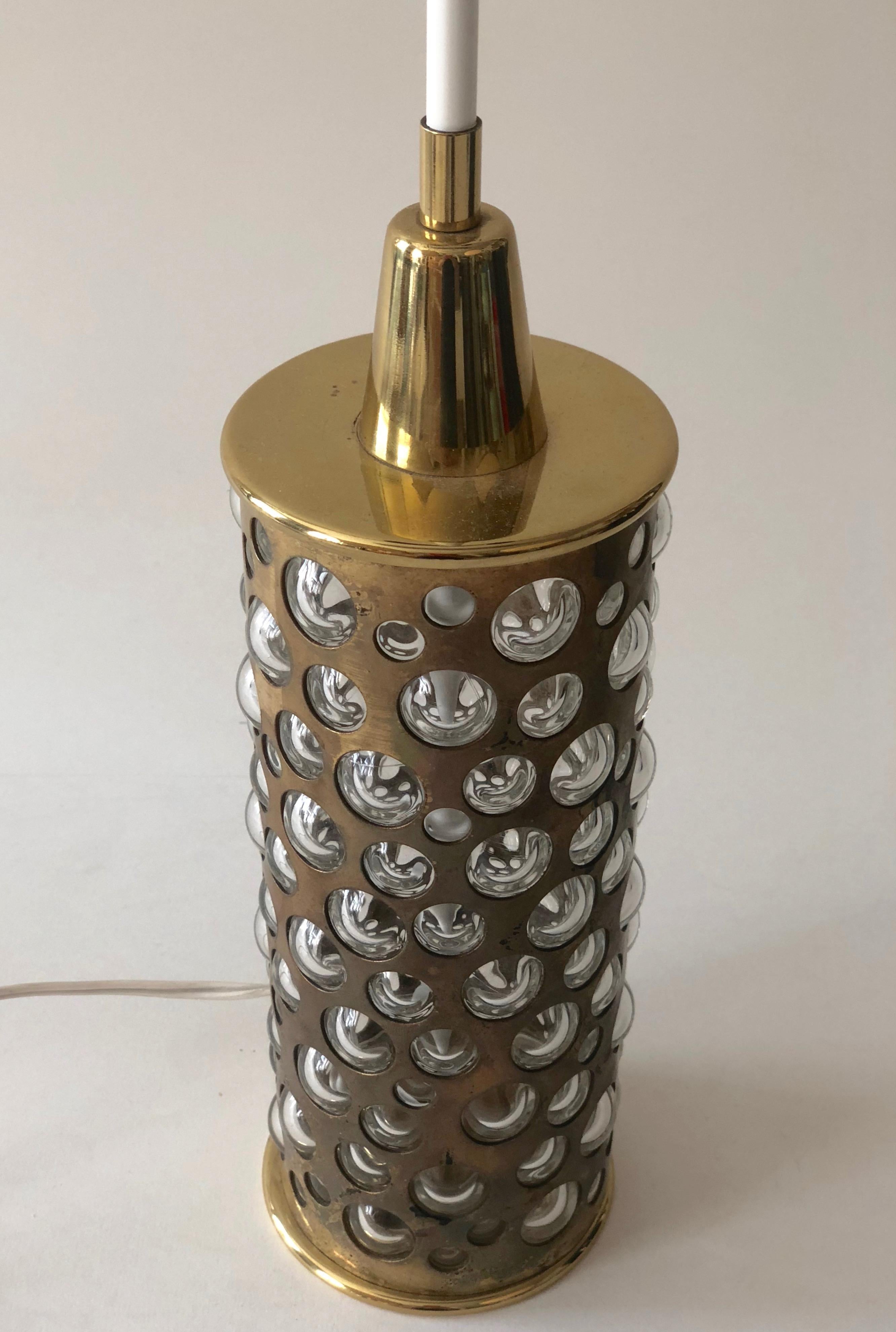 Lámpara de sobremesa de mediados de siglo de Rupert Nikoll, latón patinado y cristal Latón en venta