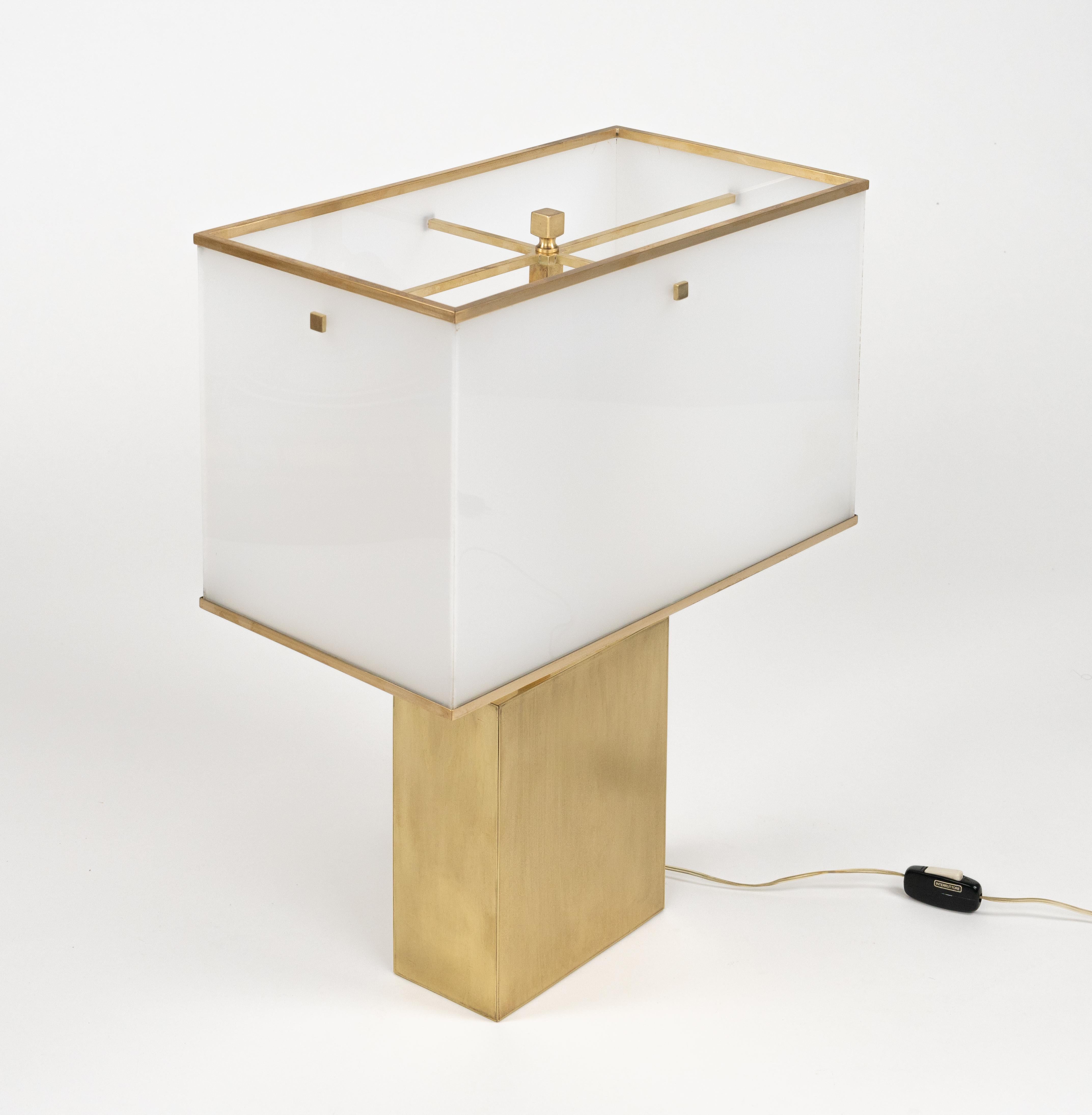 Lampe de table du milieu du siècle dernier en laiton et acrylique style Romeo Rega, Italie 1970 en vente 6