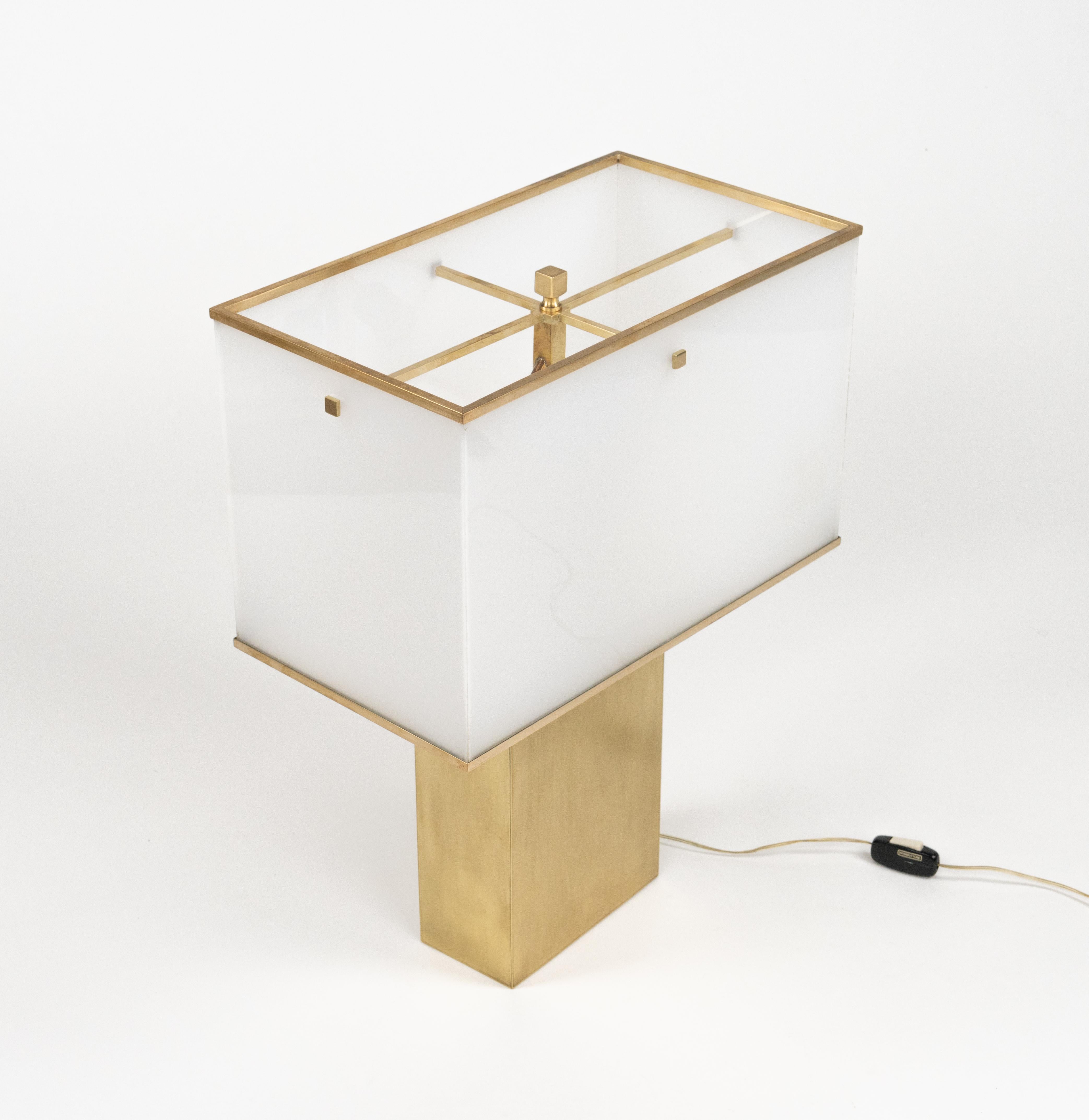 Lampe de table du milieu du siècle dernier en laiton et acrylique style Romeo Rega, Italie 1970 en vente 7