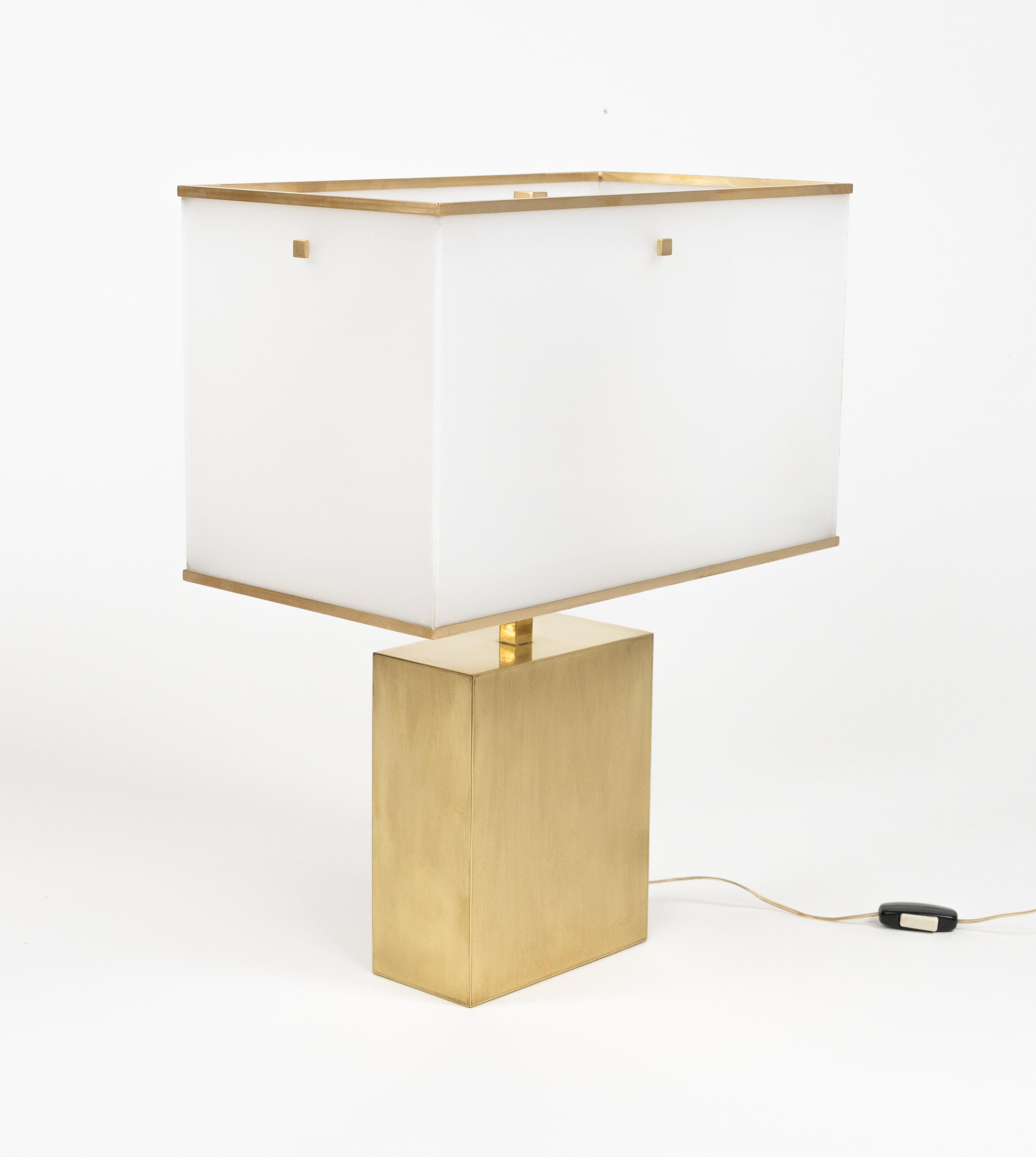 Magnifique lampe de table du milieu du siècle en laiton avec abat-jour en acrylique blanc dans le style de Romeo Whiting.

Fabriqué en Italie dans les années 1970.

Une belle lampe qui fonctionne parfaitement mais surtout qui offre un impact visuel