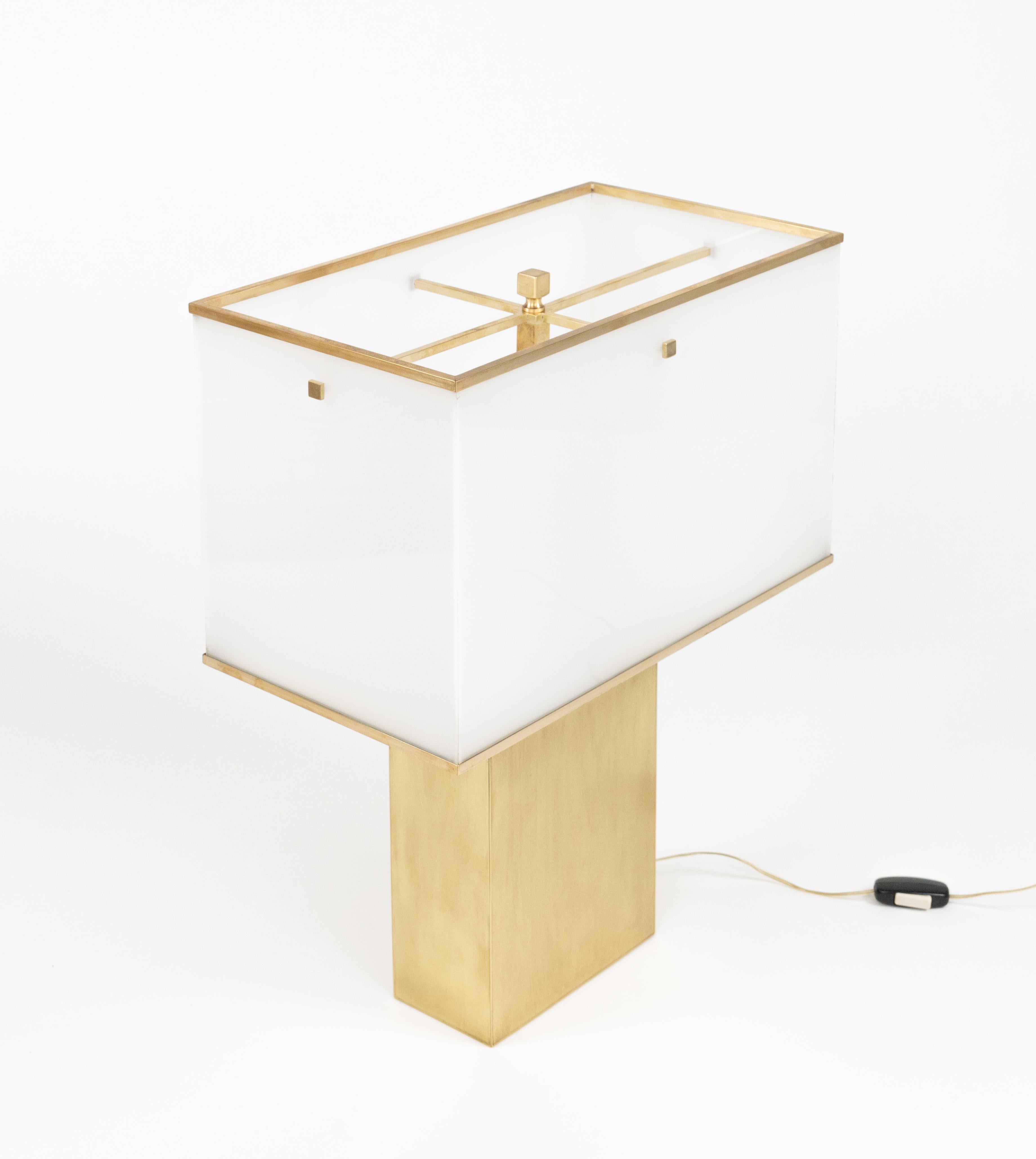 Mid-Century Modern Lampe de table du milieu du siècle dernier en laiton et acrylique style Romeo Rega, Italie 1970 en vente