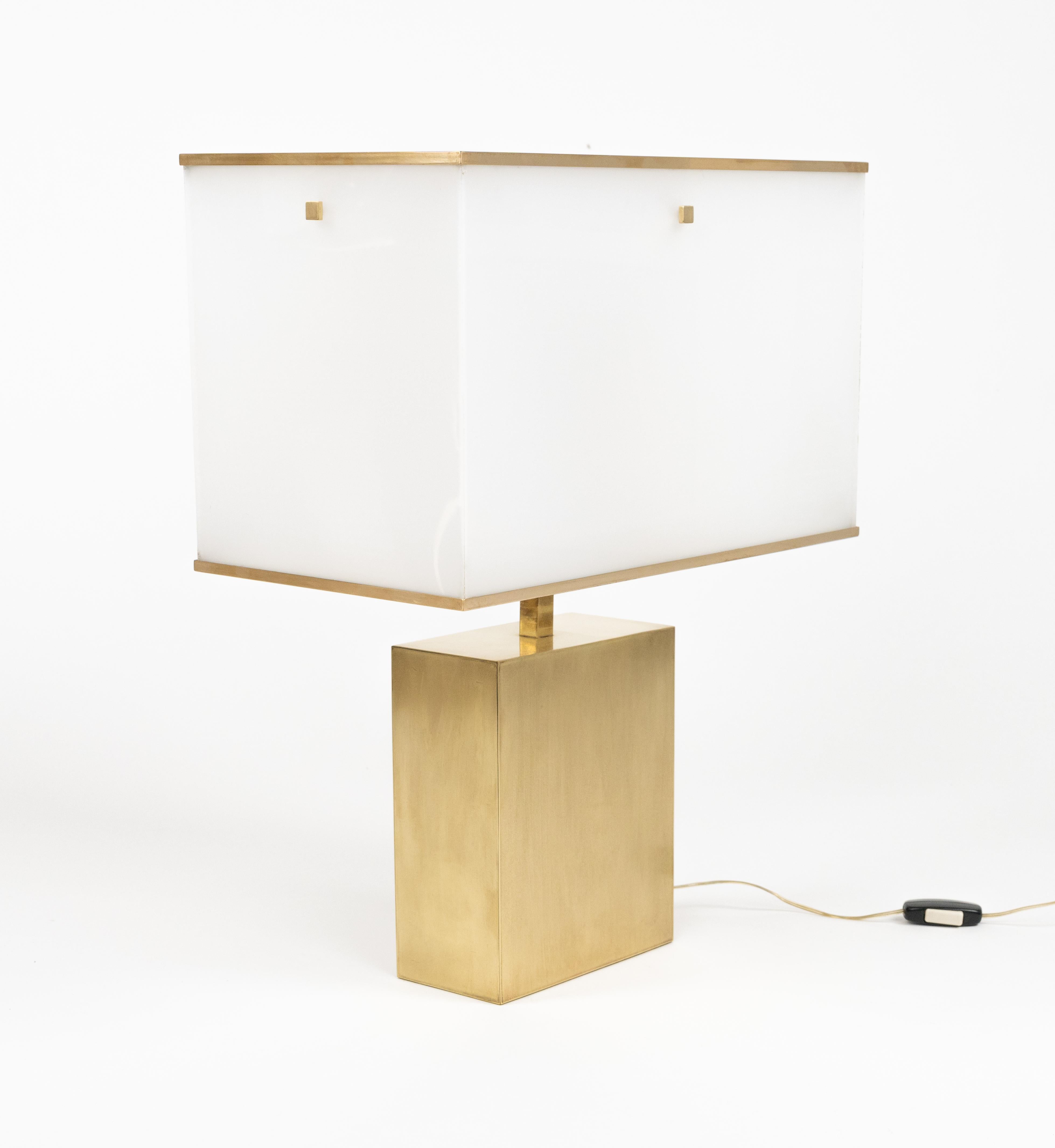 italien Lampe de table du milieu du siècle dernier en laiton et acrylique style Romeo Rega, Italie 1970 en vente