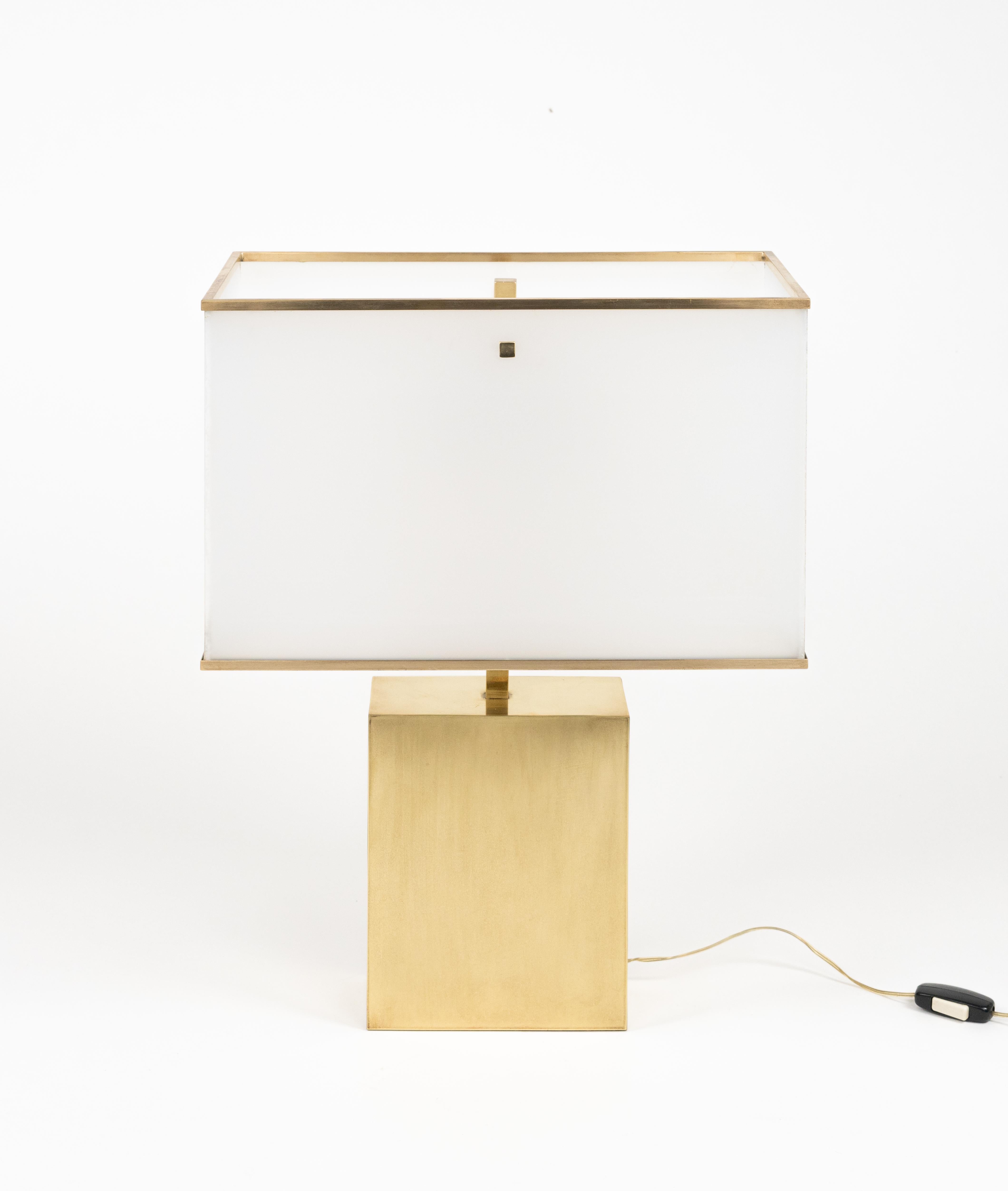 Métal Lampe de table du milieu du siècle dernier en laiton et acrylique style Romeo Rega, Italie 1970 en vente
