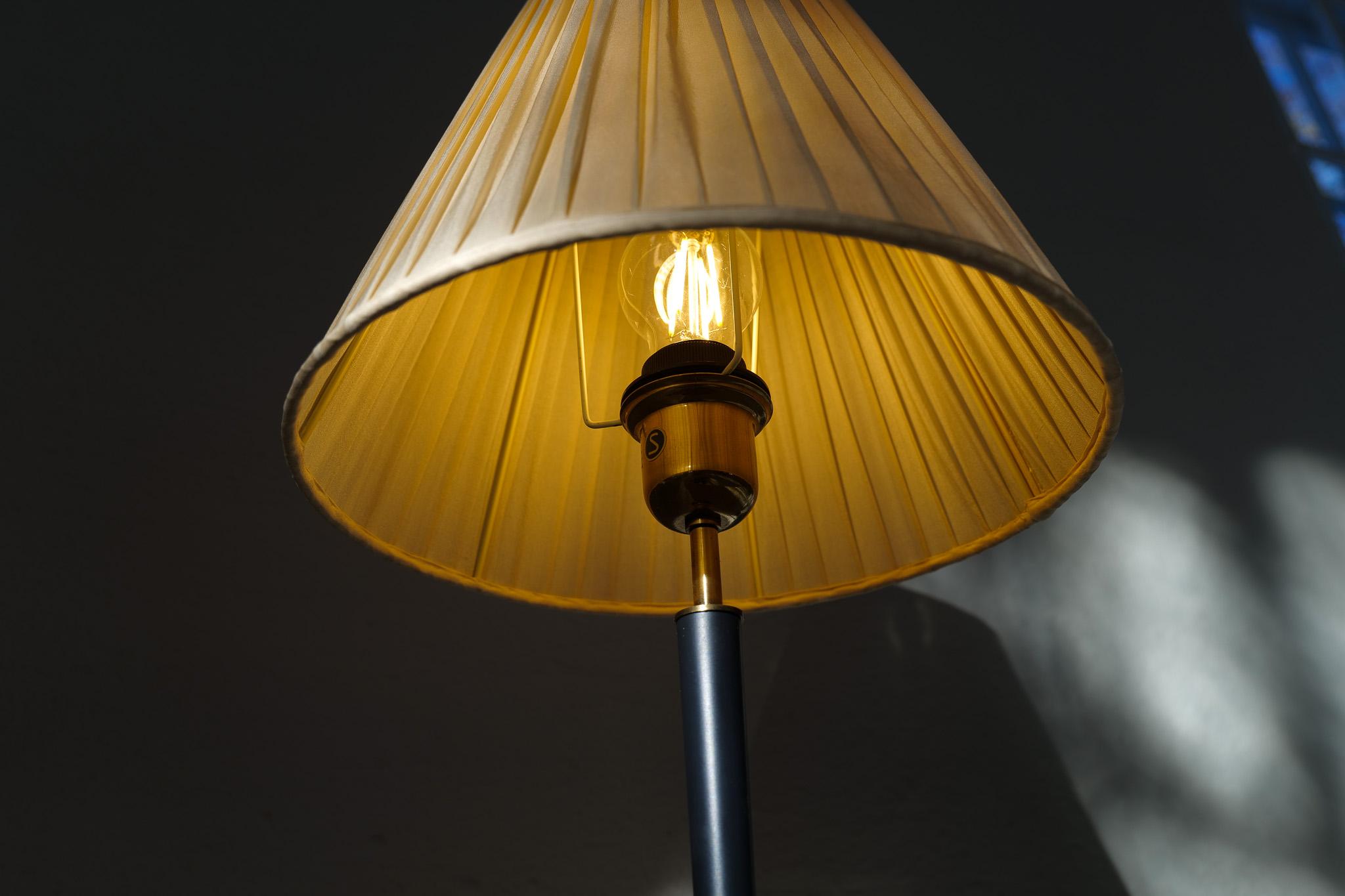 Laiton Lampe de bureau moderne du milieu du siècle dernier en laiton et fonte Asea, Suède, années 1950 en vente