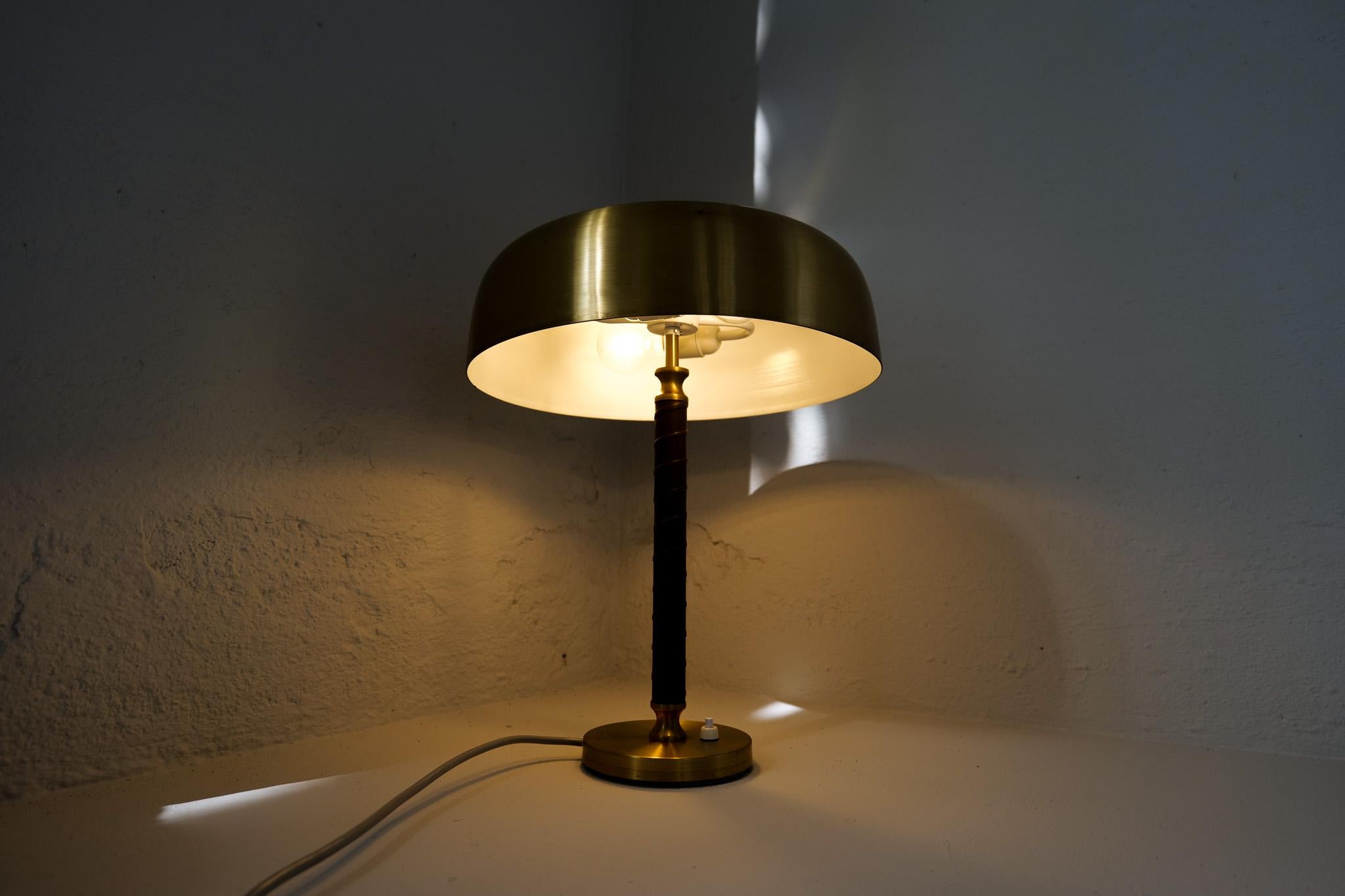 Midcentury Modern Table Lamp in Brass and Leather by Boréns, Sweden, 1960s For Sale 6