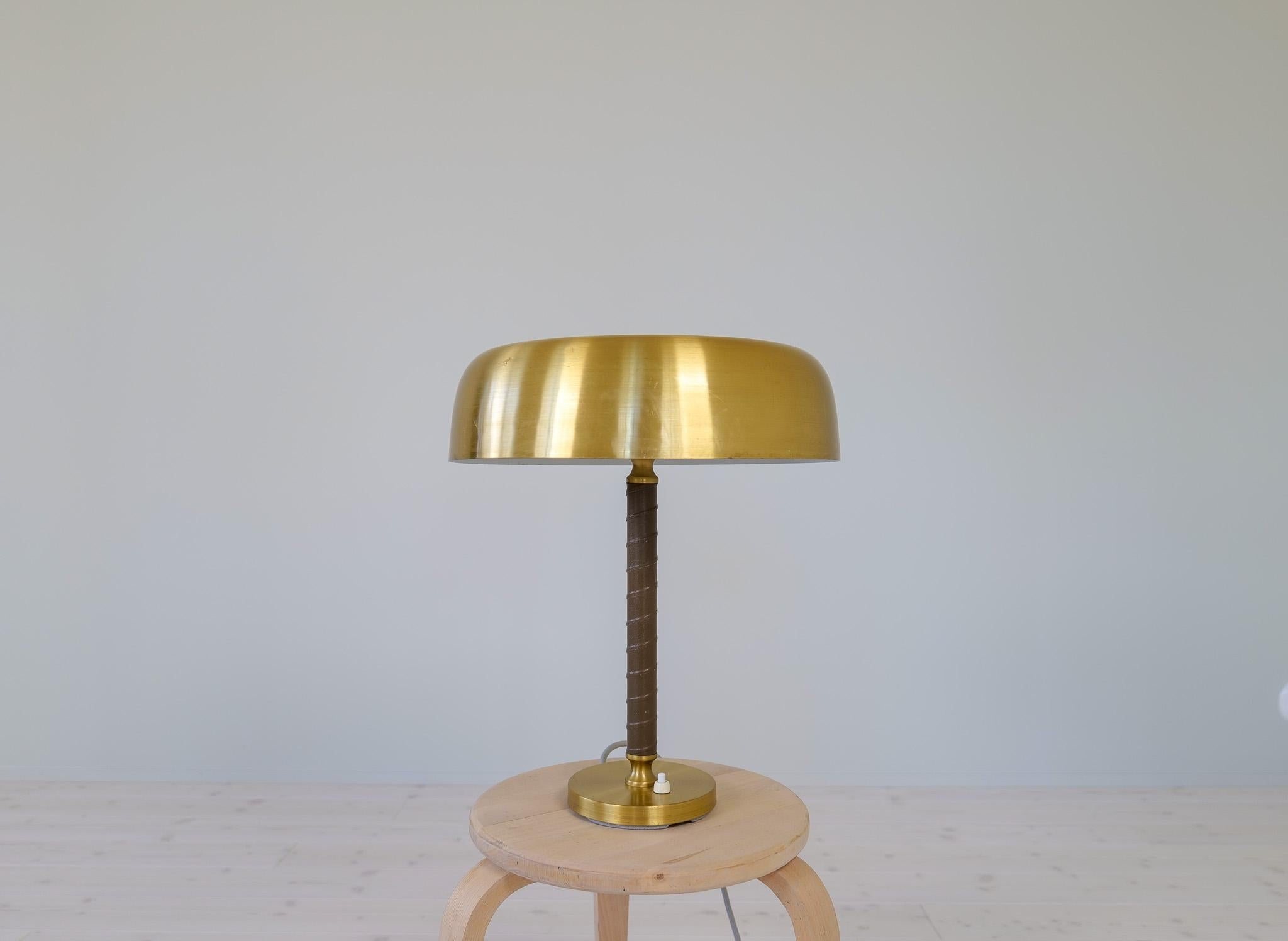 Magnifique lampe de table en laiton brossé et cuir par Boréns, Suède.
Cette lampe conviendra parfaitement comme lampe de bureau ou sera un excellent complément pour donner une bonne impression et une lumière confortable à n'importe quel endroit.