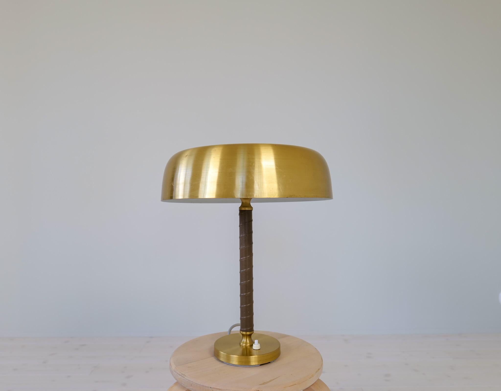 Scandinavian Modern Midcentury Modern Table Lamp in Brass and Leather by Boréns, Sweden, 1960s For Sale