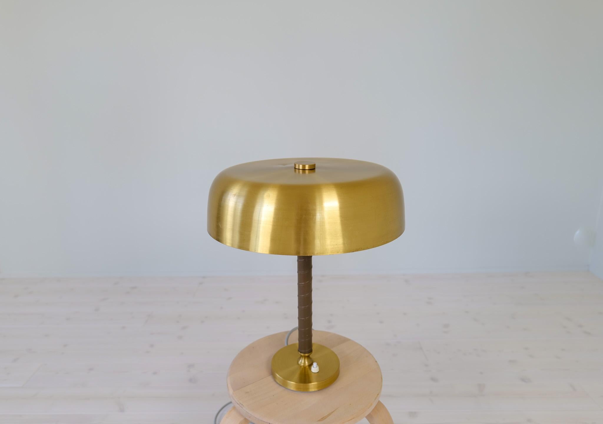 Swedish Midcentury Modern Table Lamp in Brass and Leather by Boréns, Sweden, 1960s For Sale