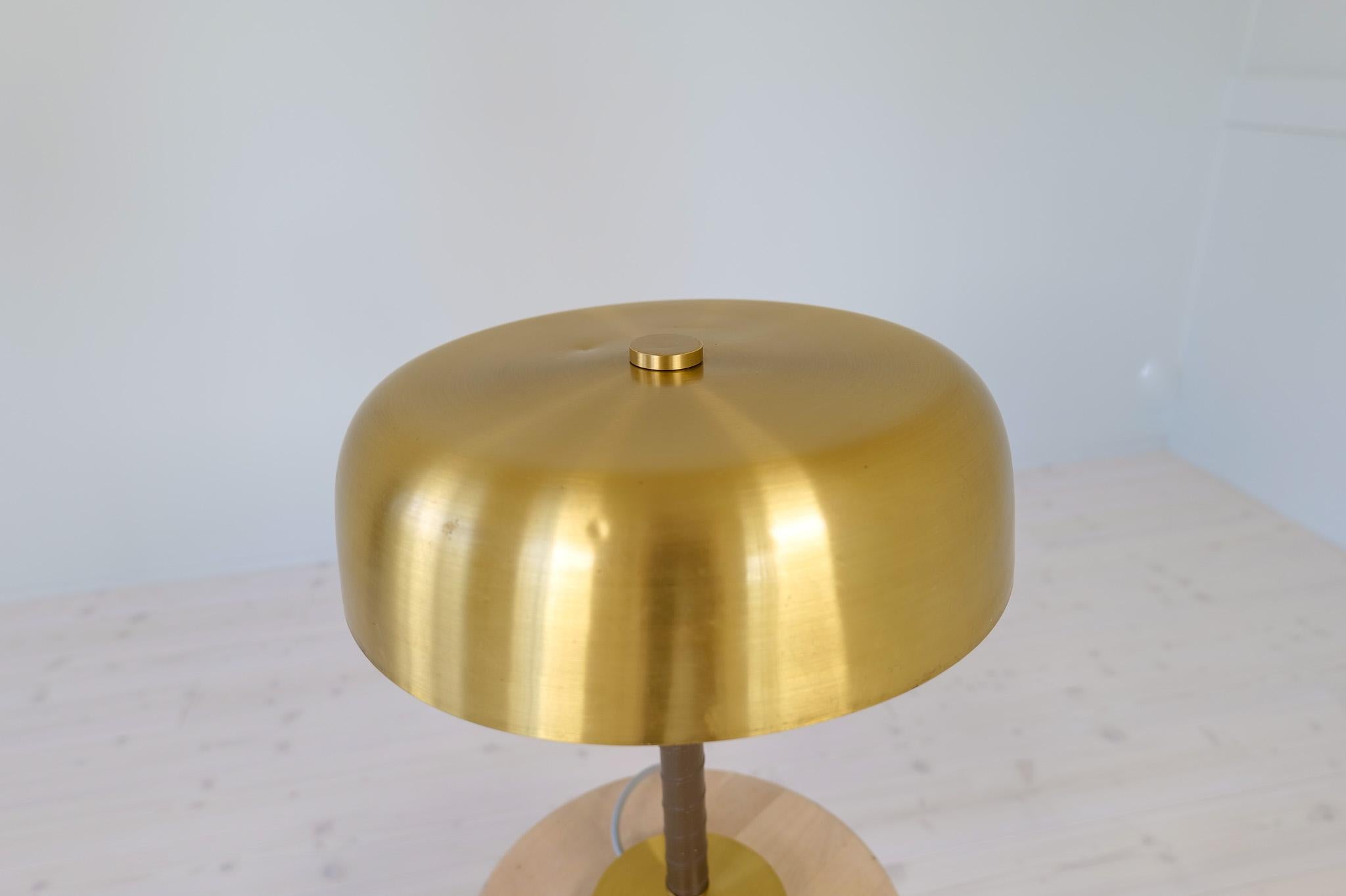 Midcentury Modern Table Lamp in Brass and Leather by Boréns, Sweden, 1960s In Good Condition For Sale In Hillringsberg, SE