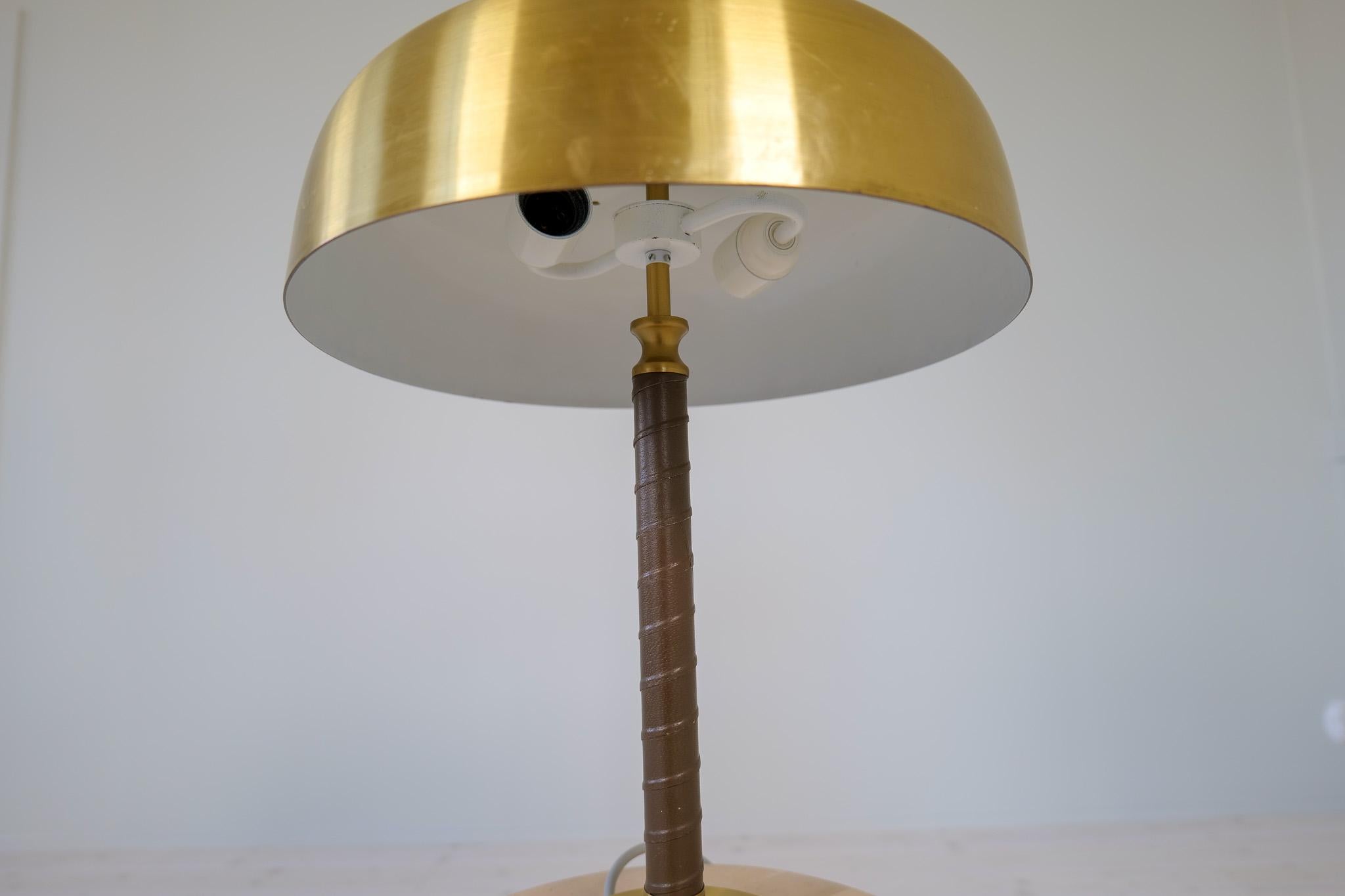 Metal Midcentury Modern Table Lamp in Brass and Leather by Boréns, Sweden, 1960s For Sale