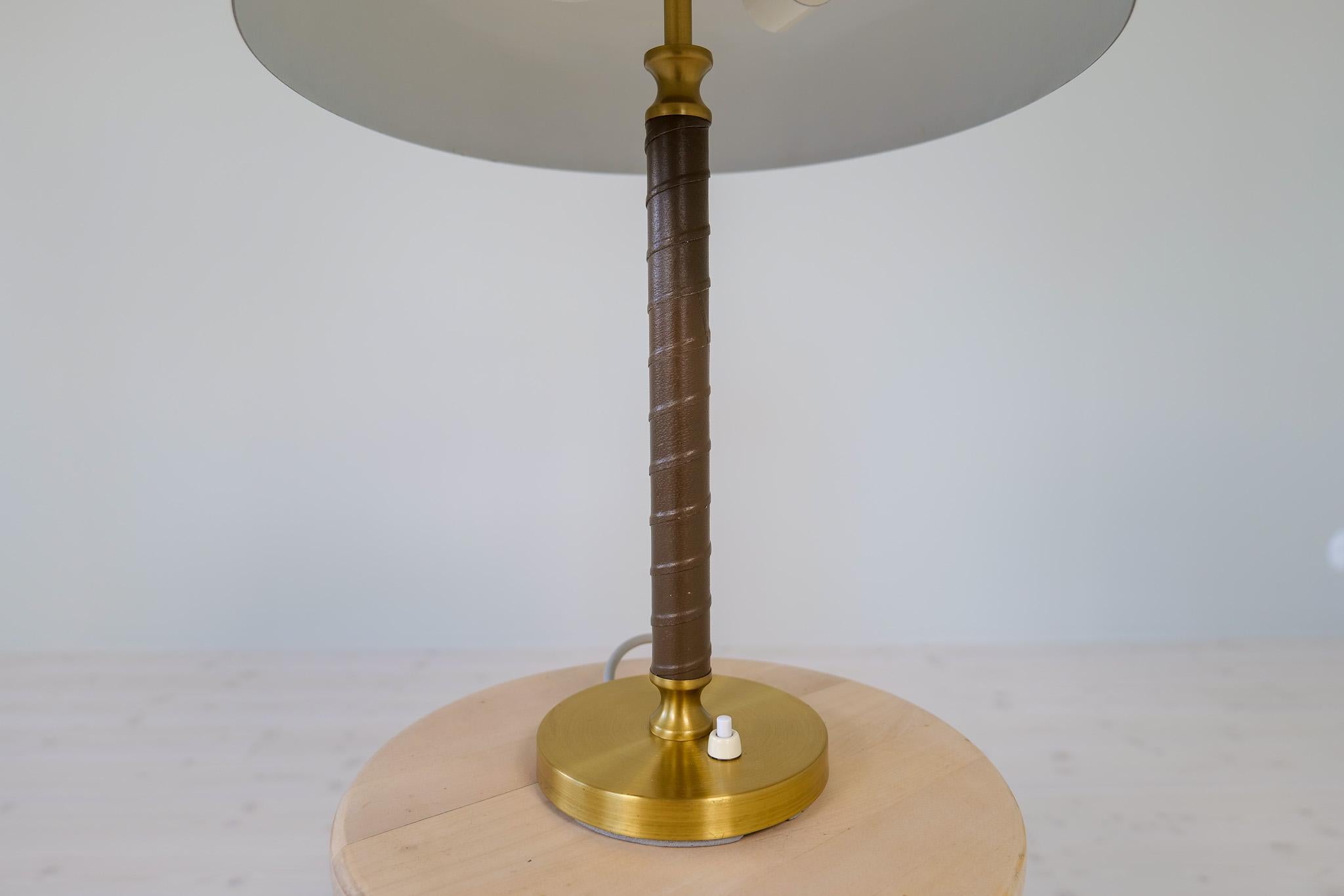 Midcentury Modern Table Lamp in Brass and Leather by Boréns, Sweden, 1960s For Sale 1