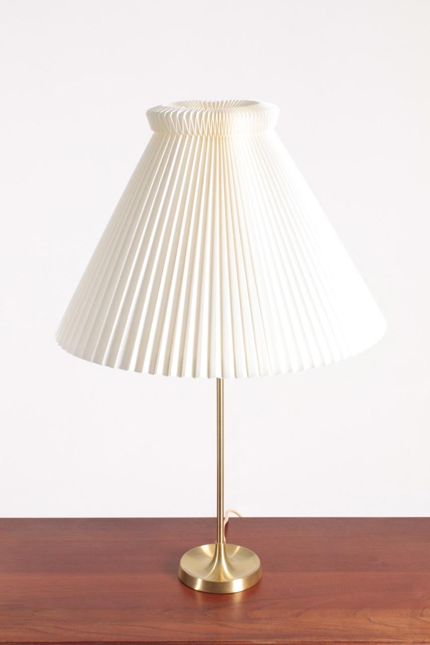Lampe de table en laiton. Conçu par Esben Klint et fabriqué par Le Klint Danemark. Livré avec une nouvelle teinte originale Le Klint.