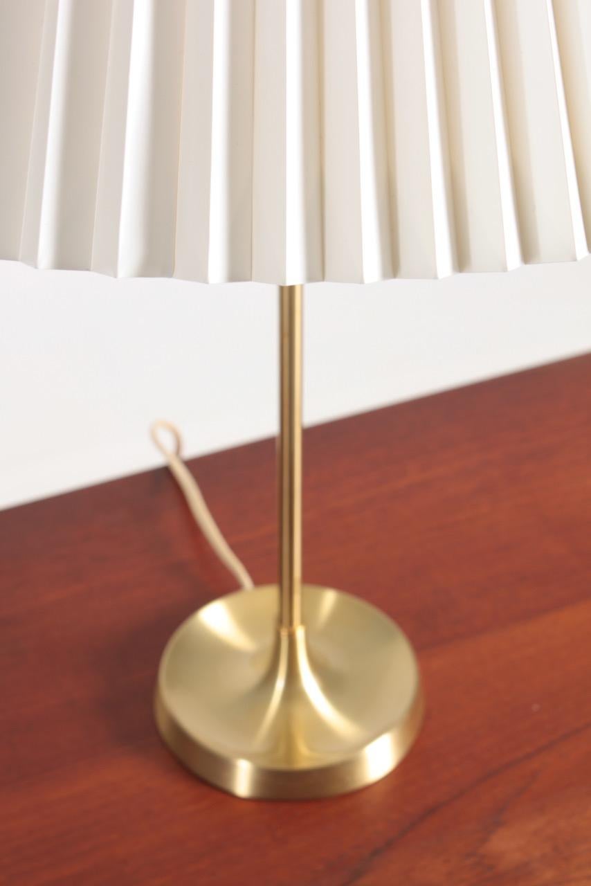 Danois Lampe de bureau du milieu du siècle en laiton conçue par Esben Klint i, 1948 en vente