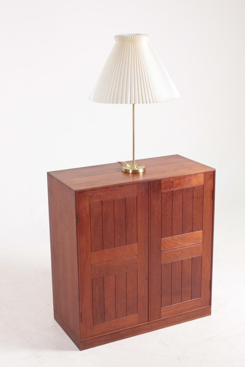 Laiton Lampe de bureau du milieu du siècle en laiton conçue par Esben Klint i, 1948 en vente